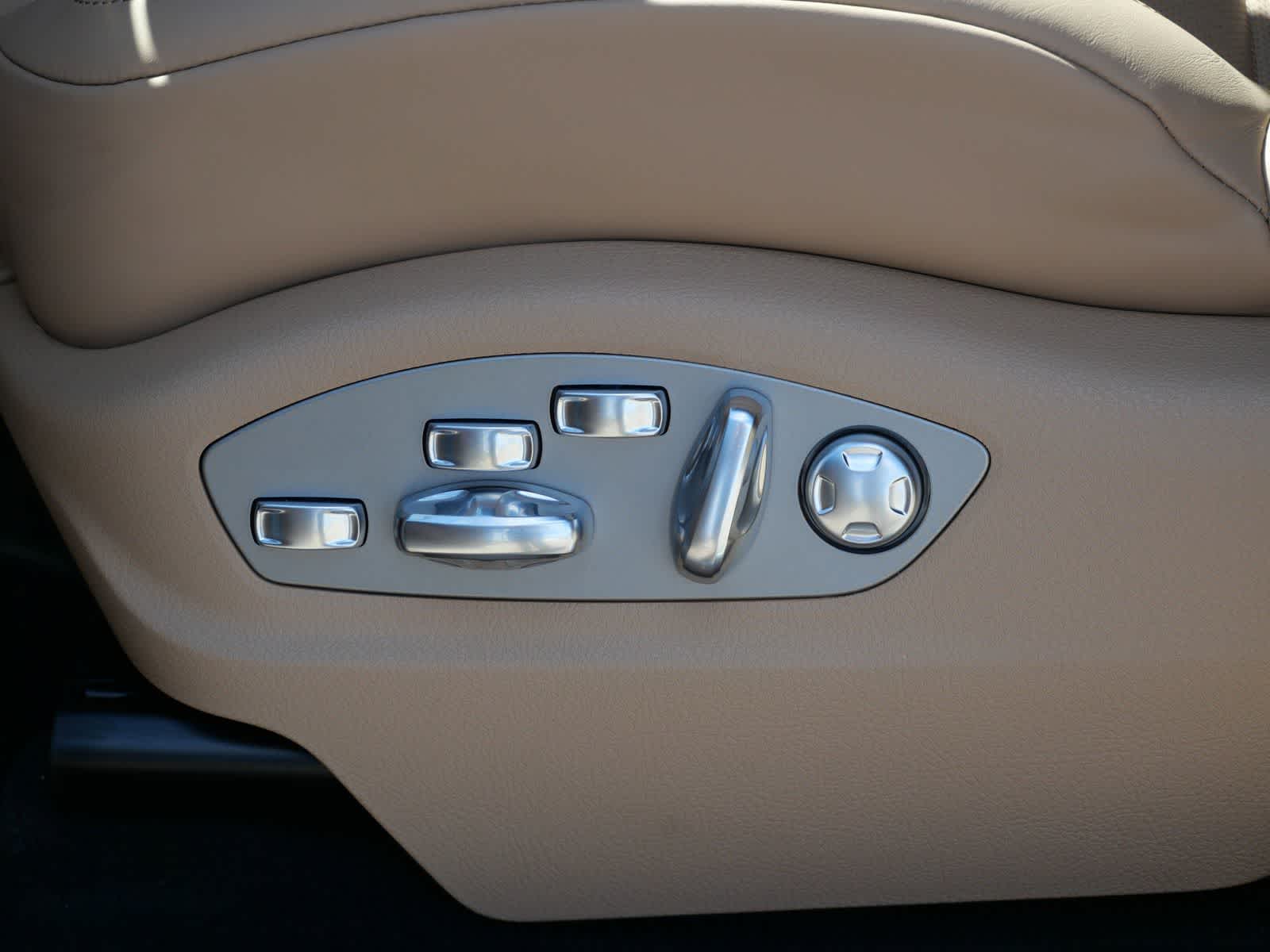 Thumbnail: 2026 Porsche Macan - 10