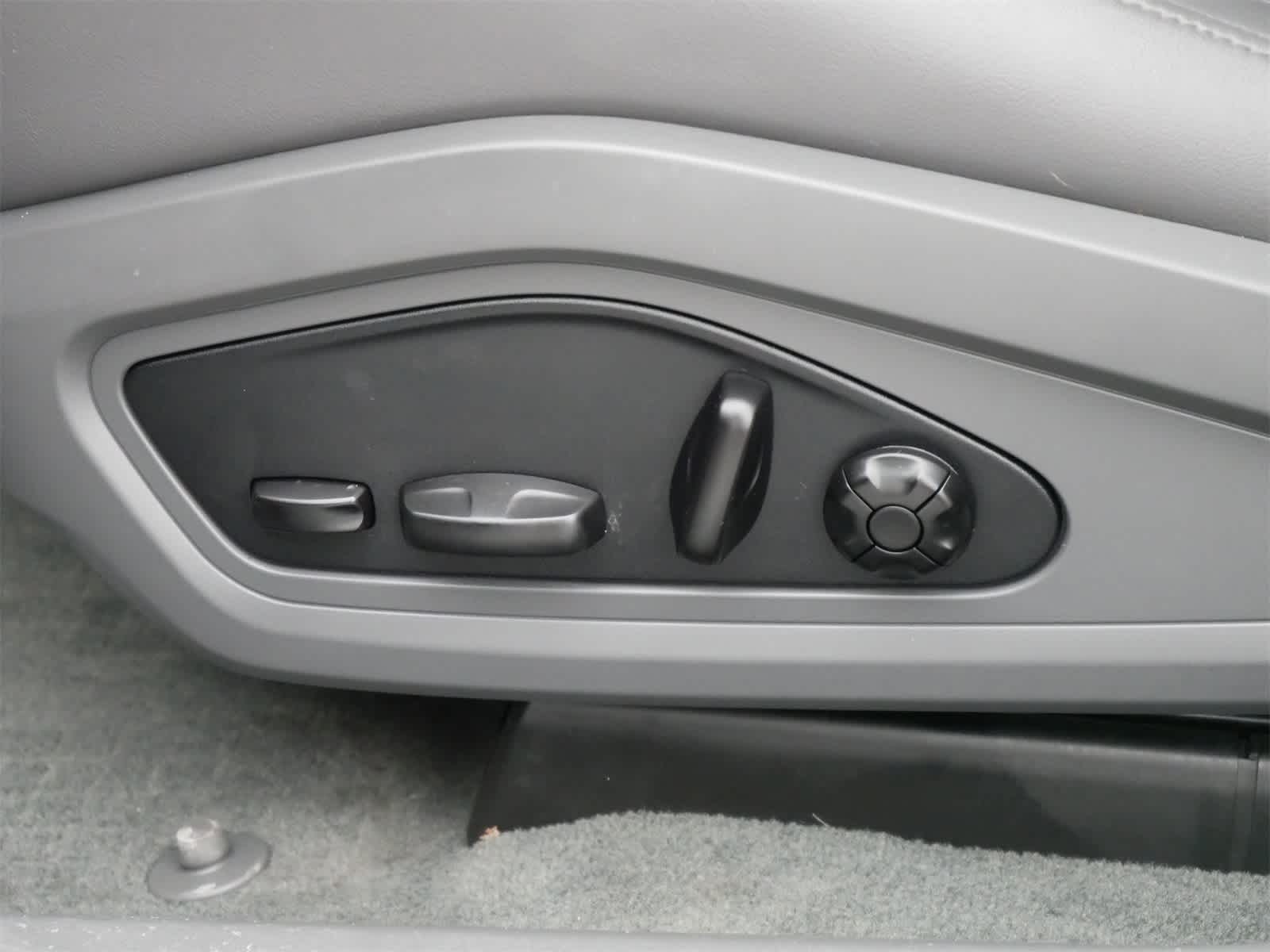 Thumbnail: 2021 Porsche Taycan - 11