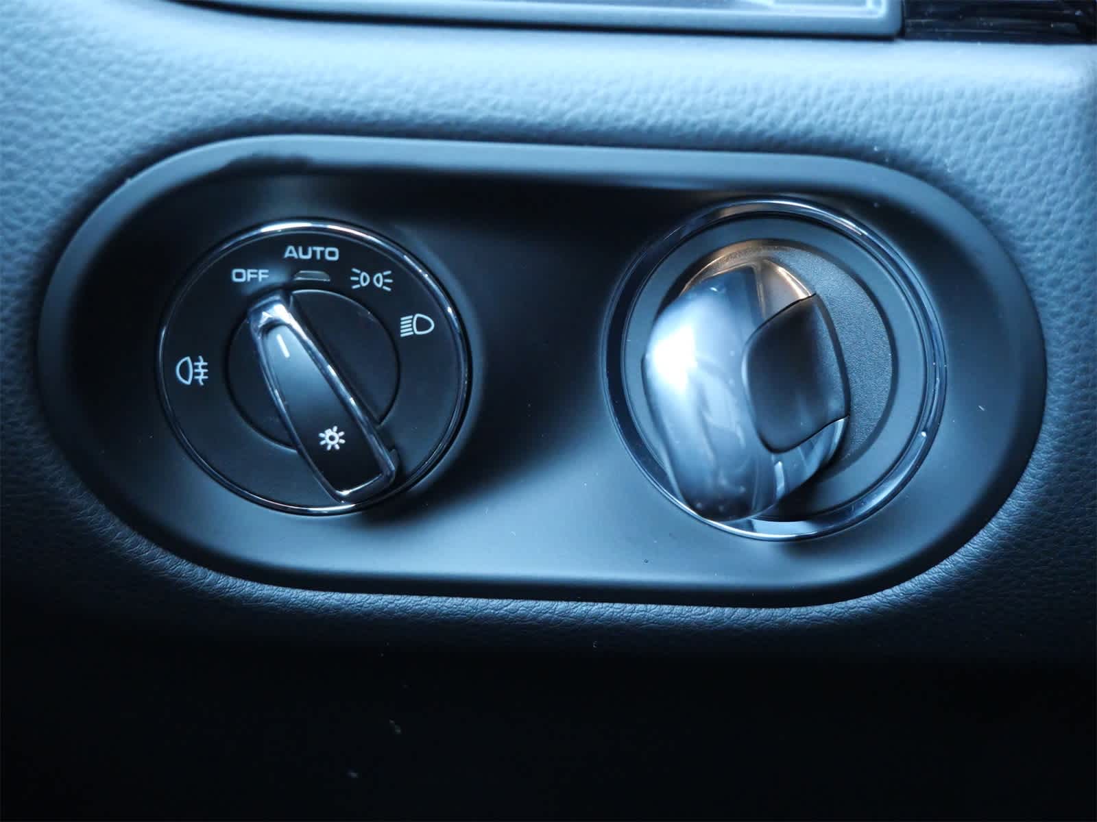 Thumbnail: 2026 Porsche Macan - 16