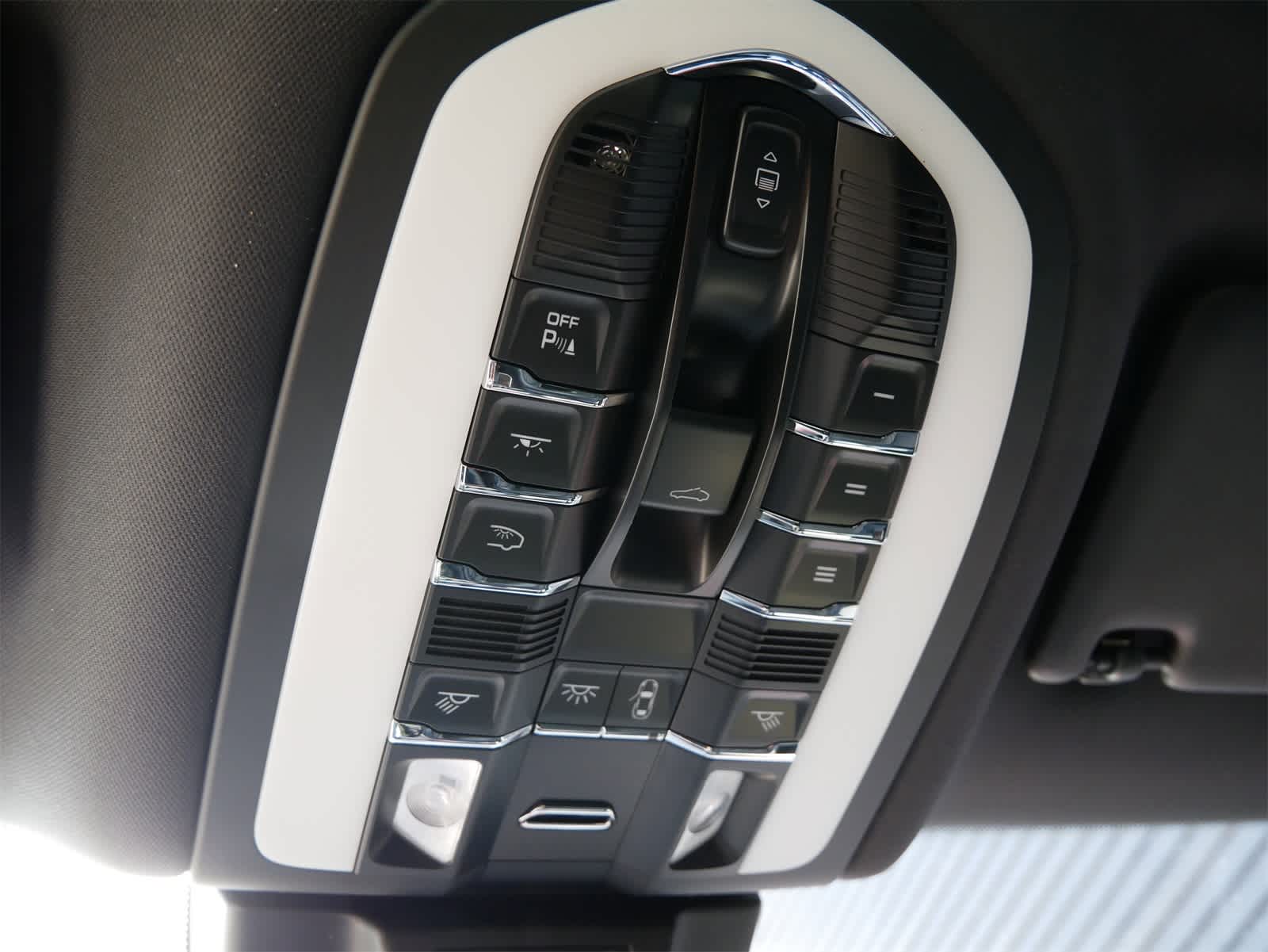 Thumbnail: 2025 Porsche Macan - 16