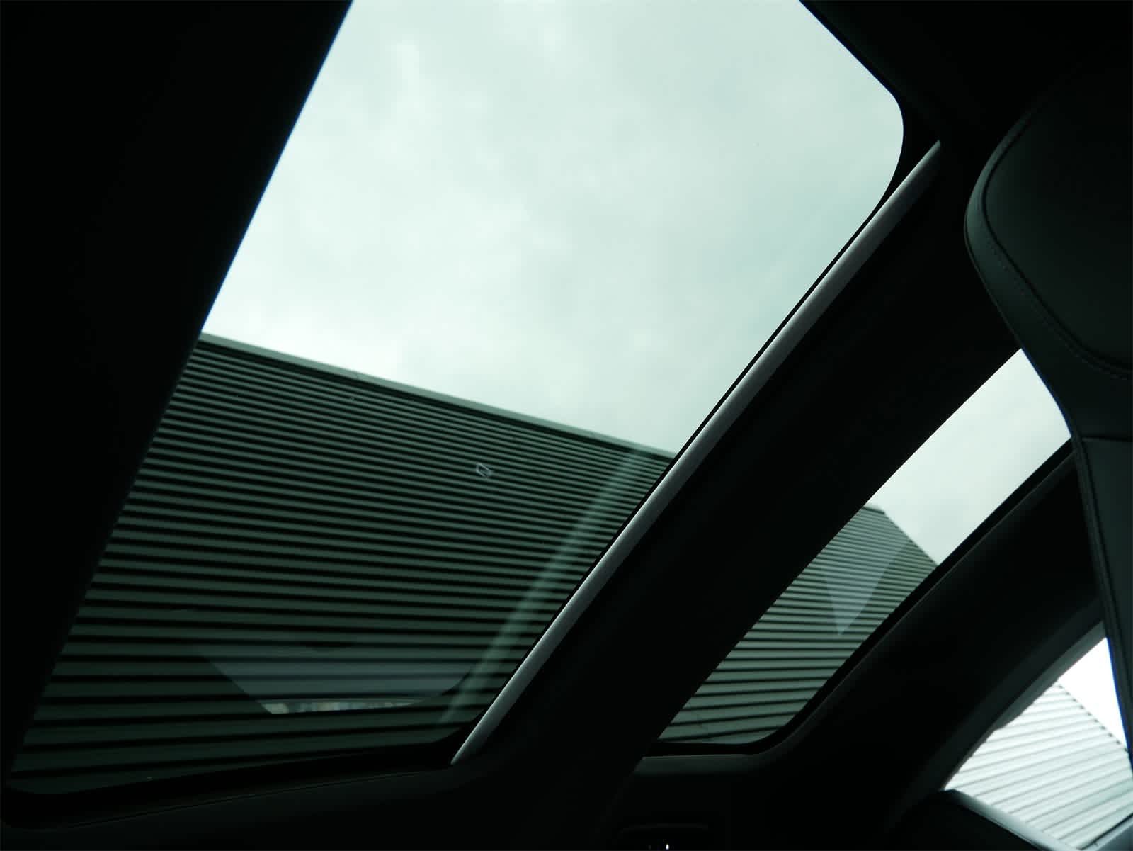 Thumbnail: 2025 Porsche Panamera - 20