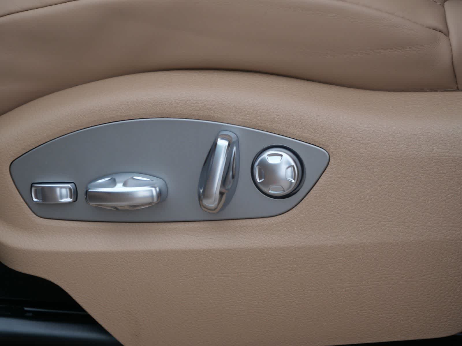 Thumbnail: 2026 Porsche Macan - 10