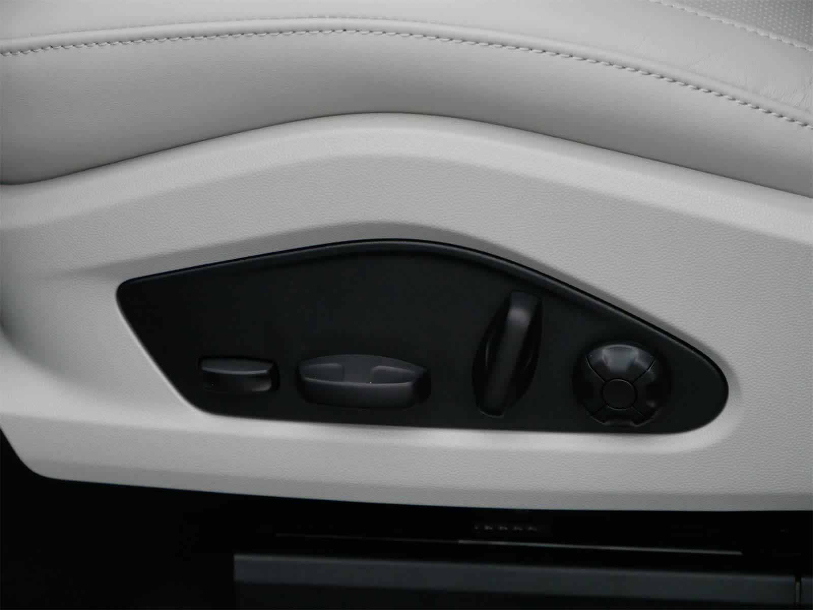 Thumbnail: 2025 Porsche Macan - 6