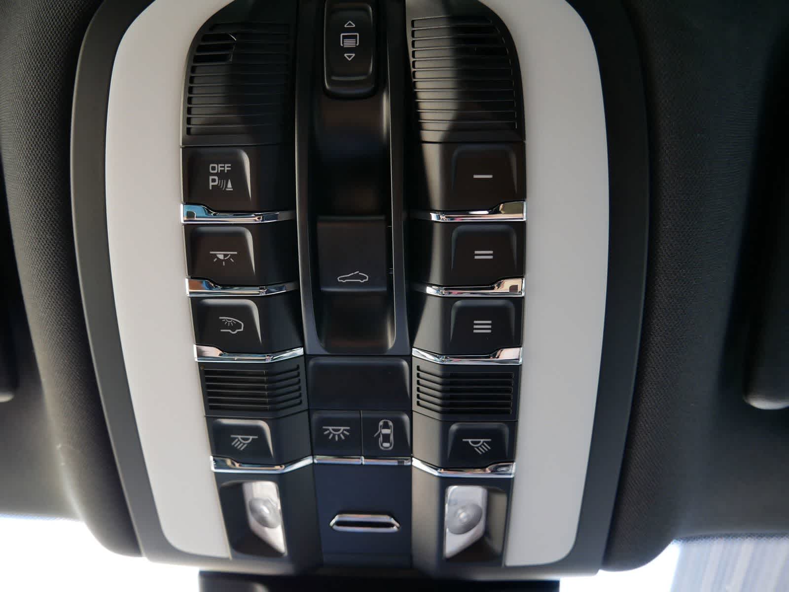 Thumbnail: 2025 Porsche Macan - 23