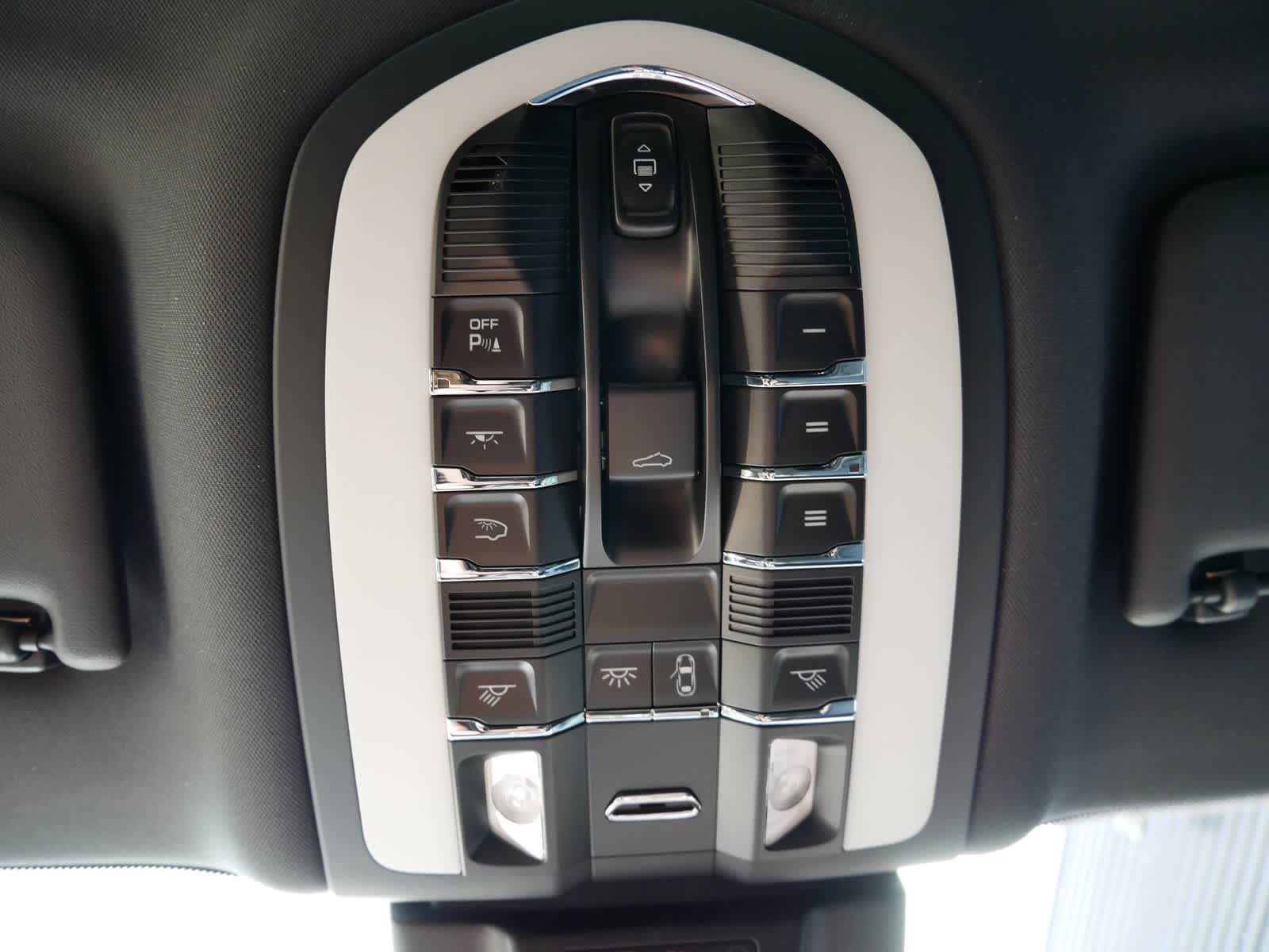 Thumbnail: 2025 Porsche Macan - 21