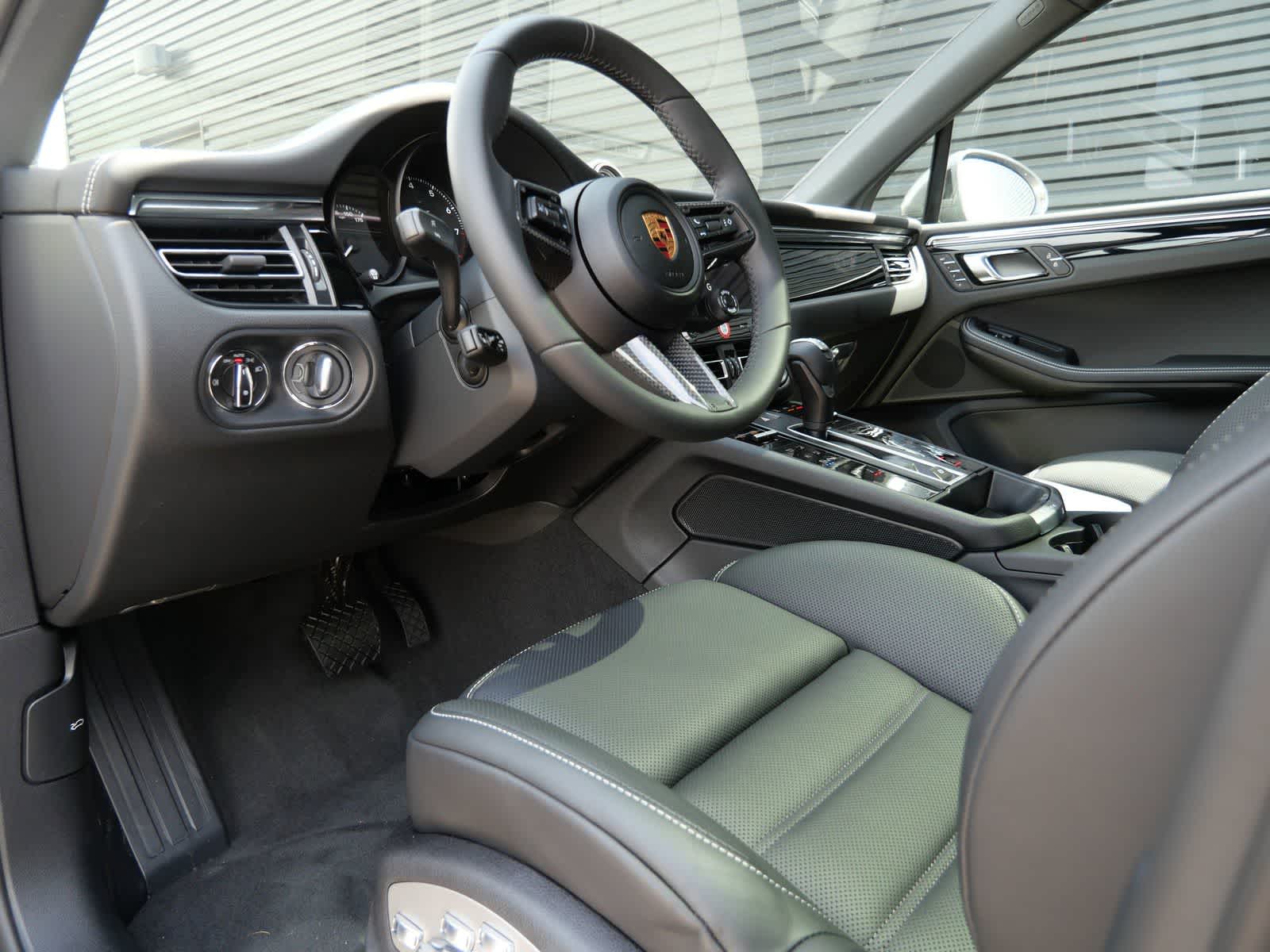 Thumbnail: 2026 Porsche Macan - 4