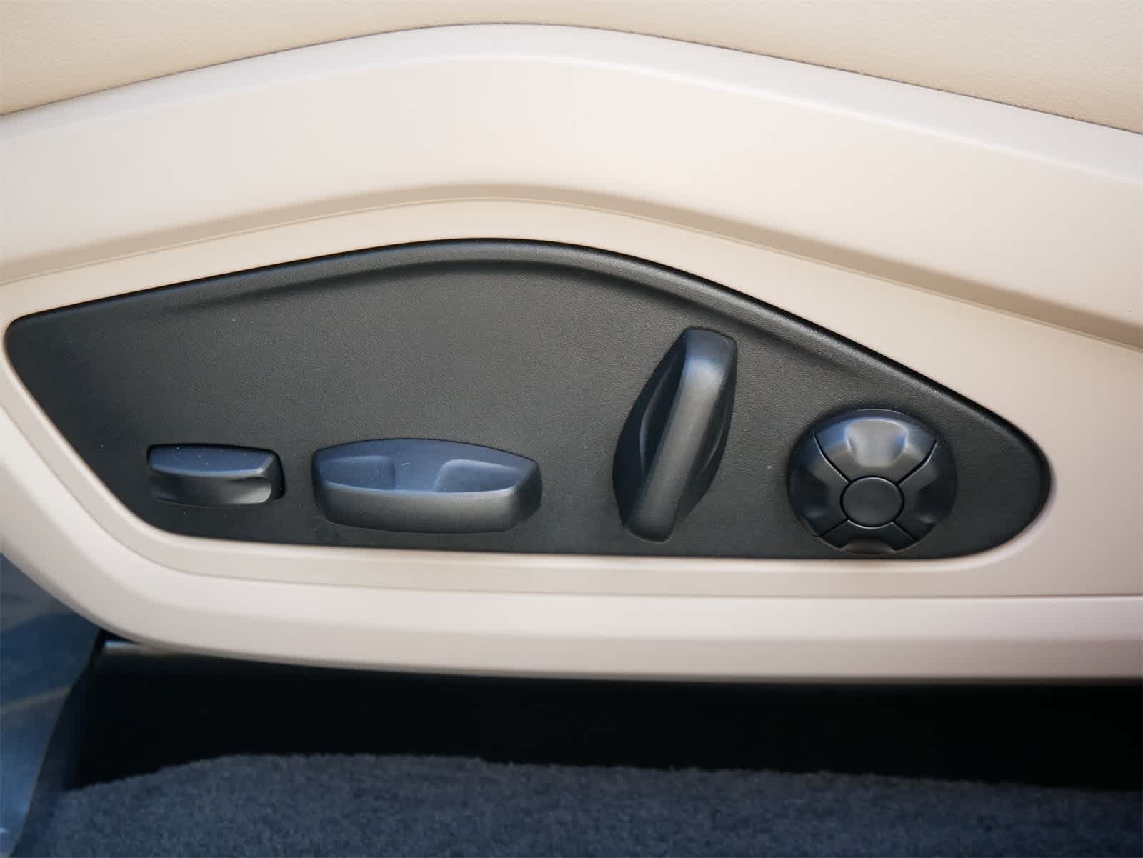 Thumbnail: 2023 Porsche Taycan - 11