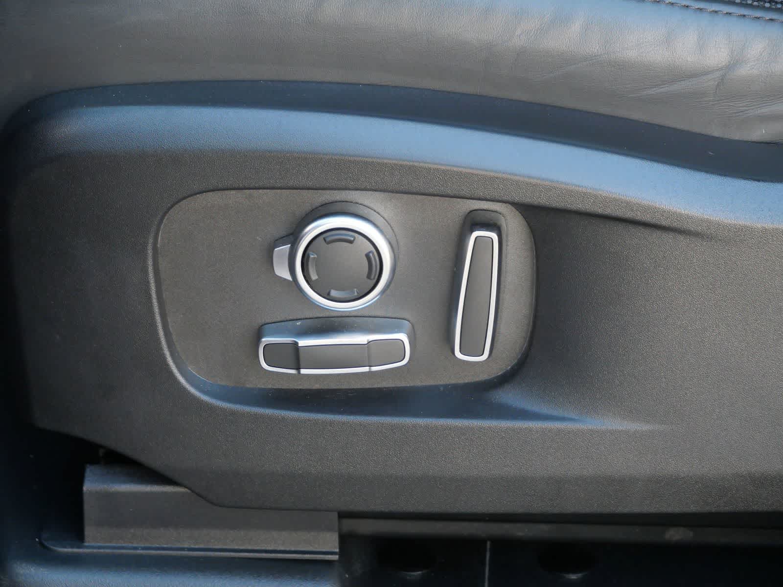 Thumbnail: 2024 Land Rover Defender - 10