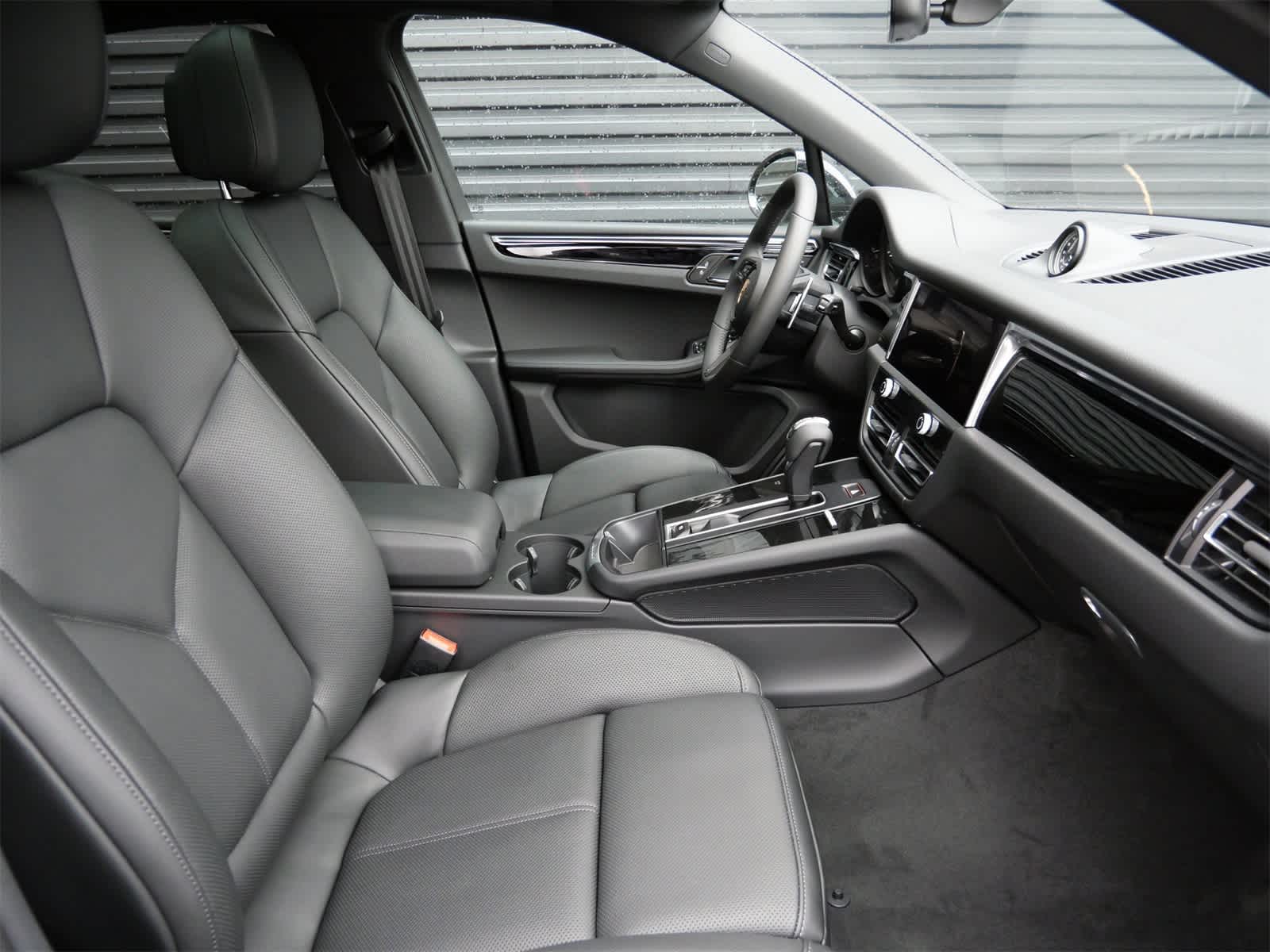 Thumbnail: 2026 Porsche Macan - 27