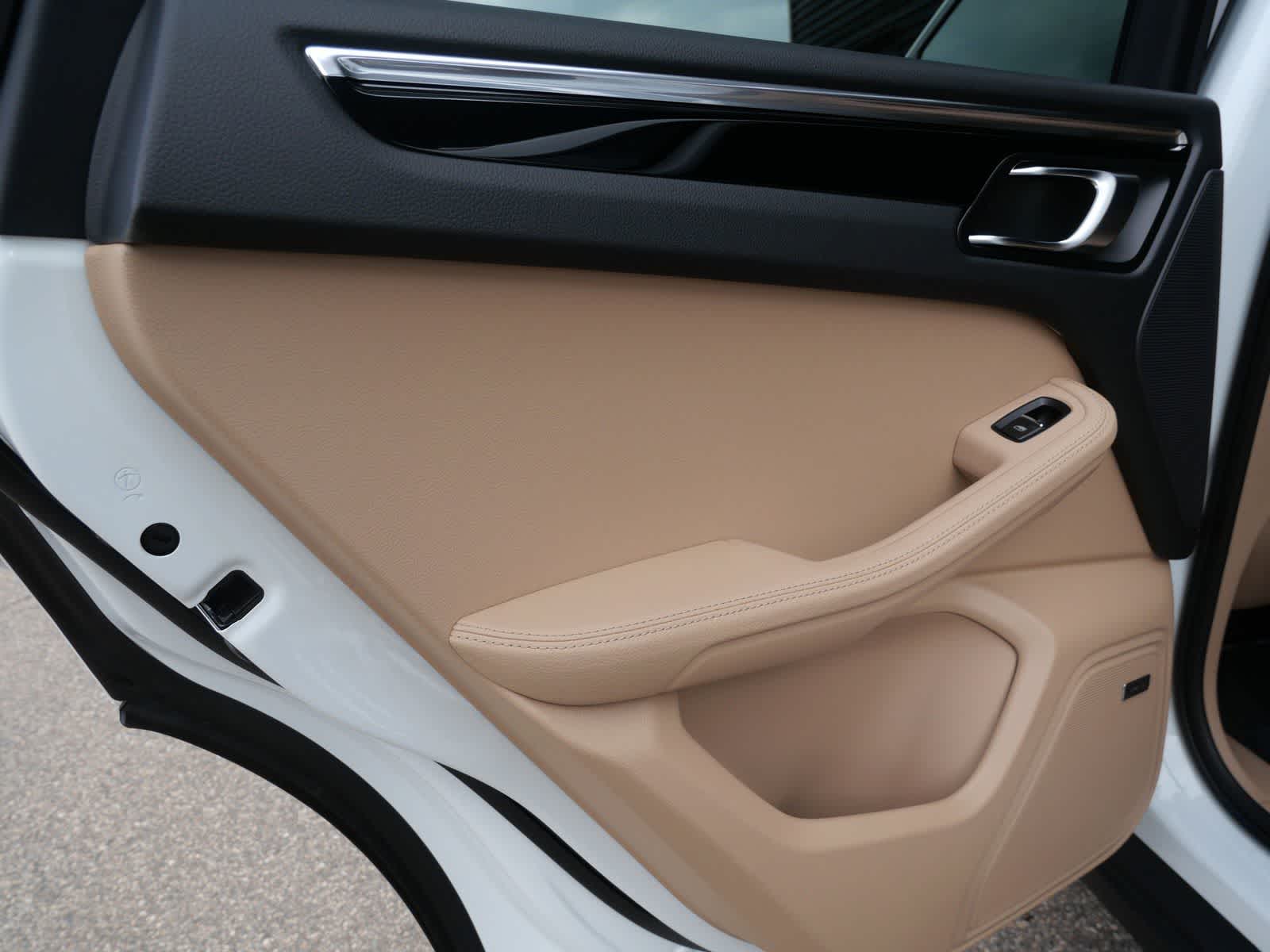 Thumbnail: 2026 Porsche Macan - 12