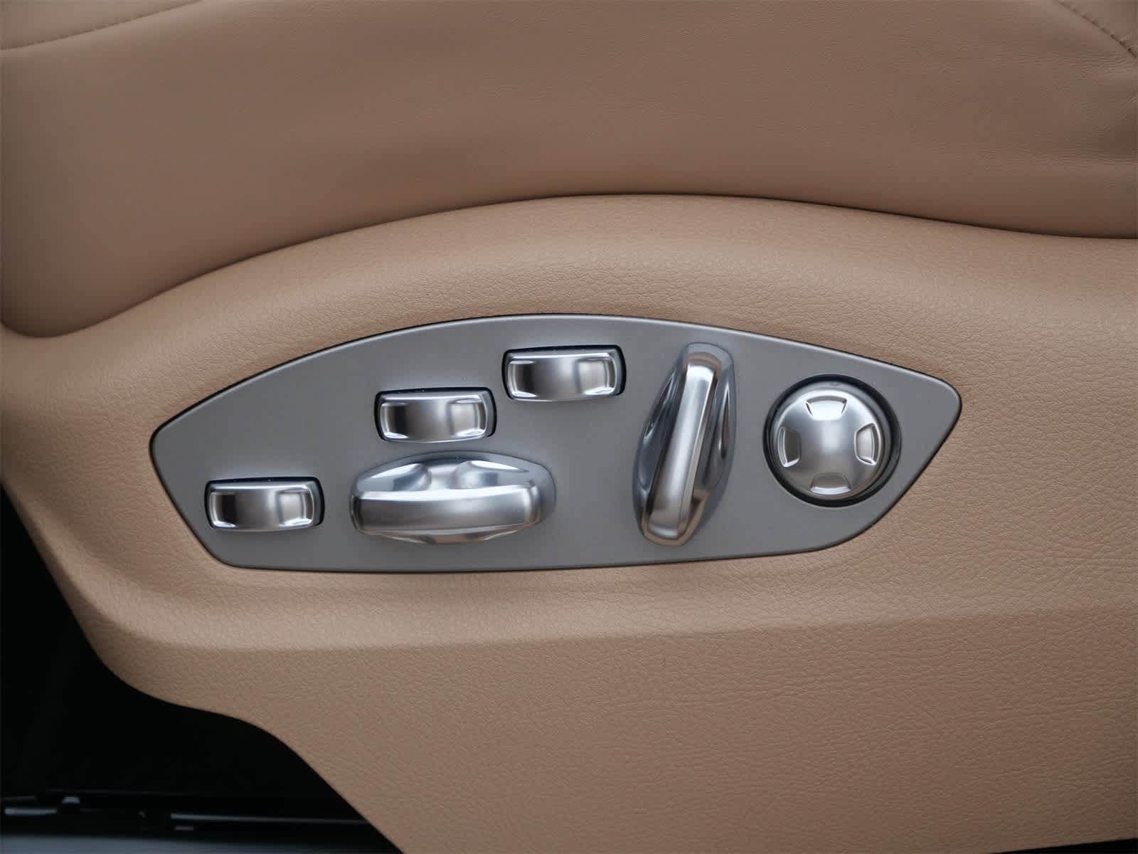 Thumbnail: 2026 Porsche Macan - 10