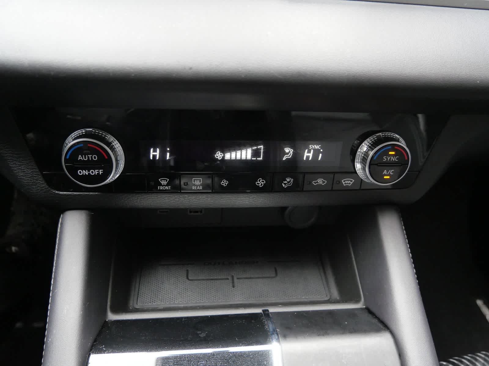 Thumbnail: 2024 Mitsubishi Outlander - 16