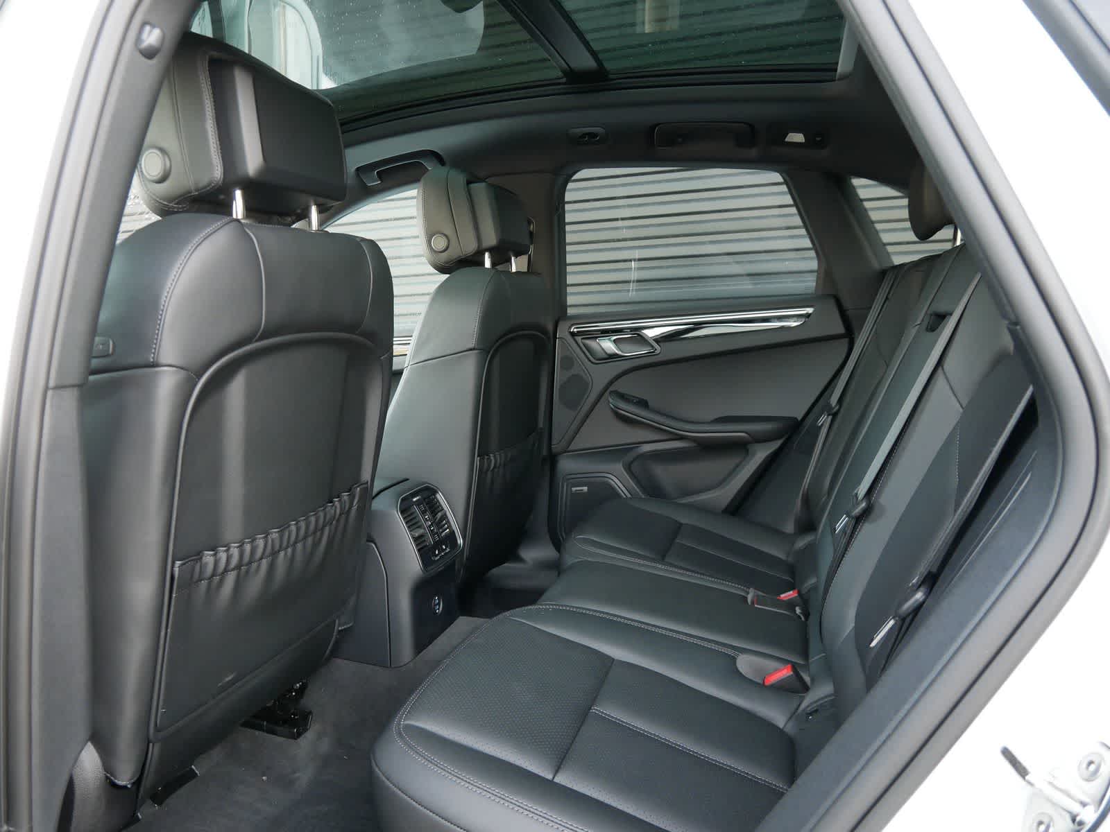 Thumbnail: 2025 Porsche Macan - 11