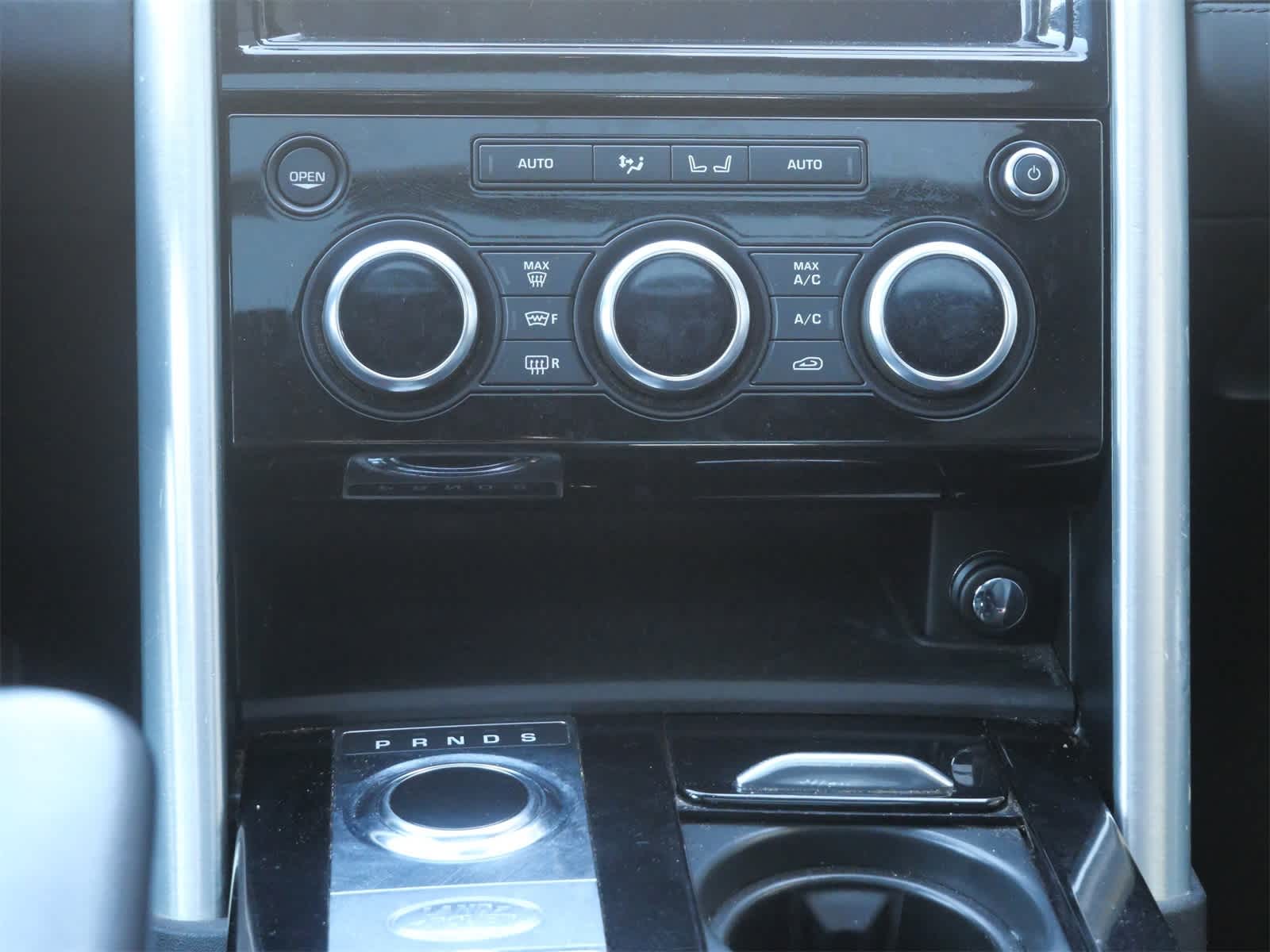 Thumbnail: 2018 Land Rover Discovery - 15