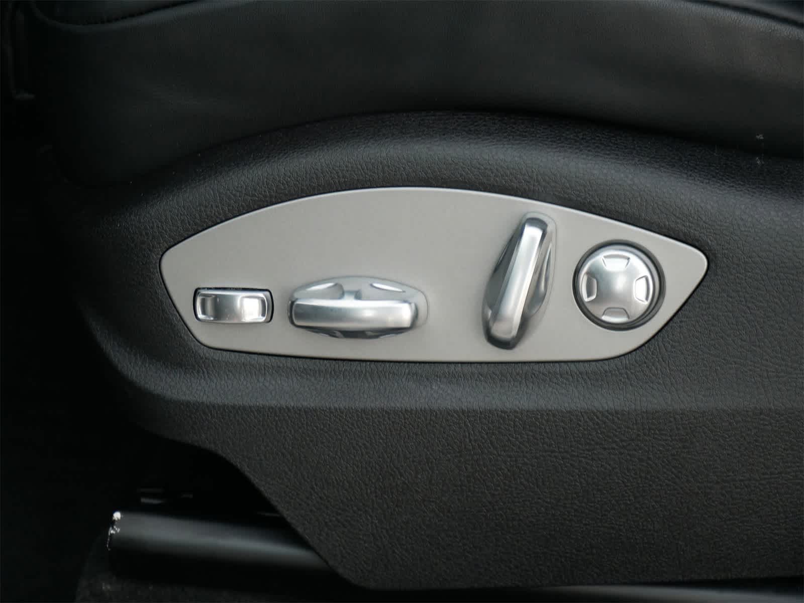 Thumbnail: 2025 Porsche Macan - 10