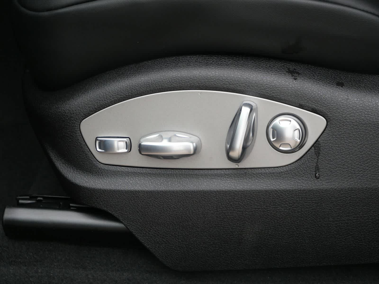 Thumbnail: 2026 Porsche Macan - 10