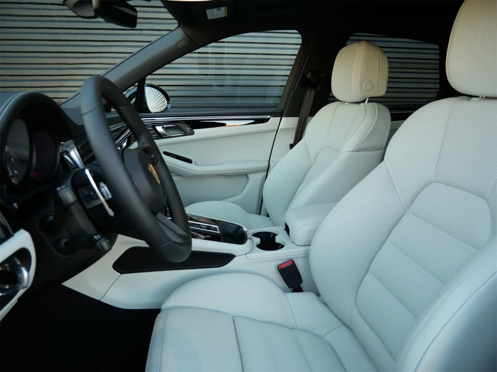 Thumbnail: 2026 Porsche Macan - 5