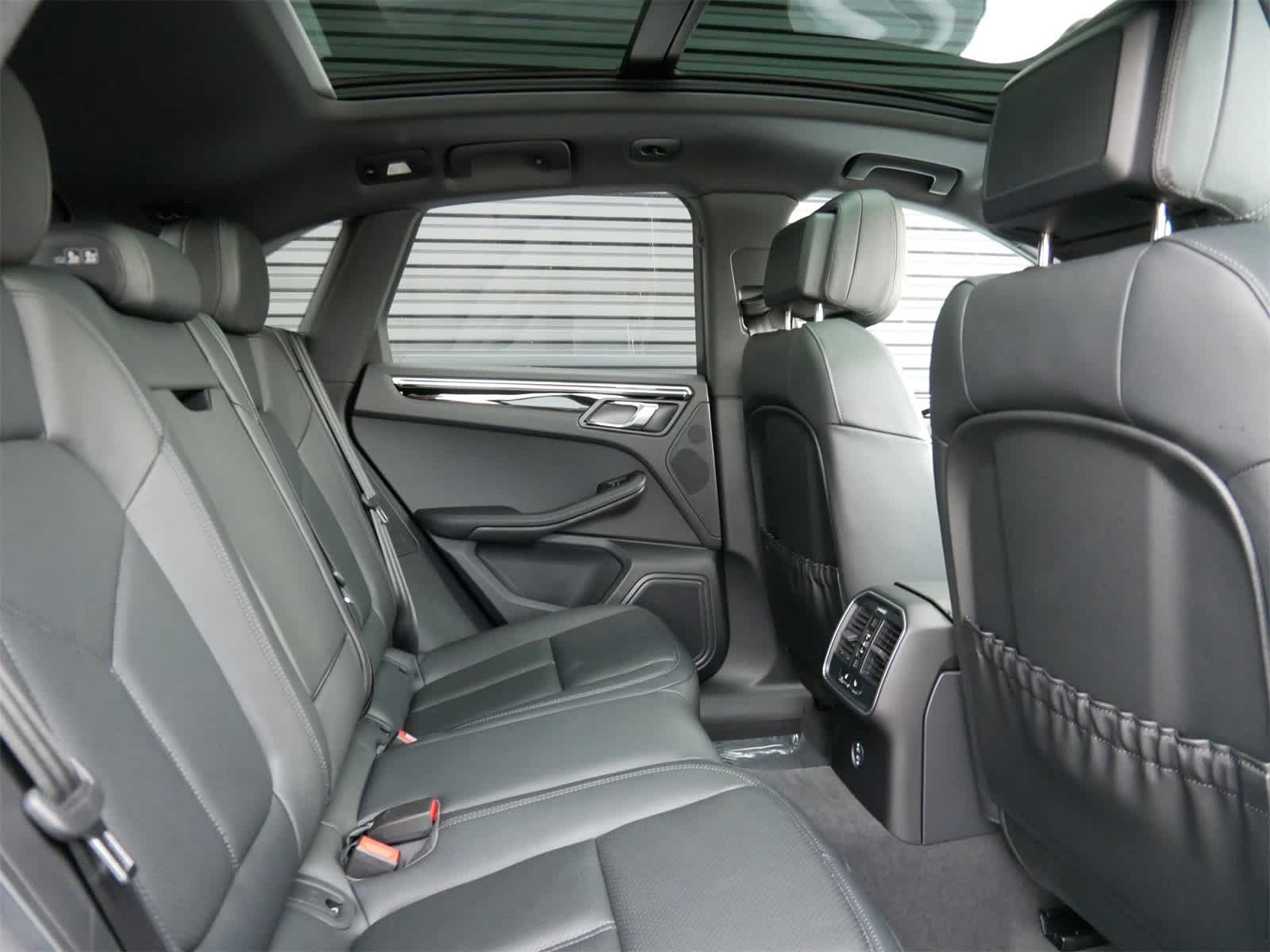 Thumbnail: 2025 Porsche Macan - 27