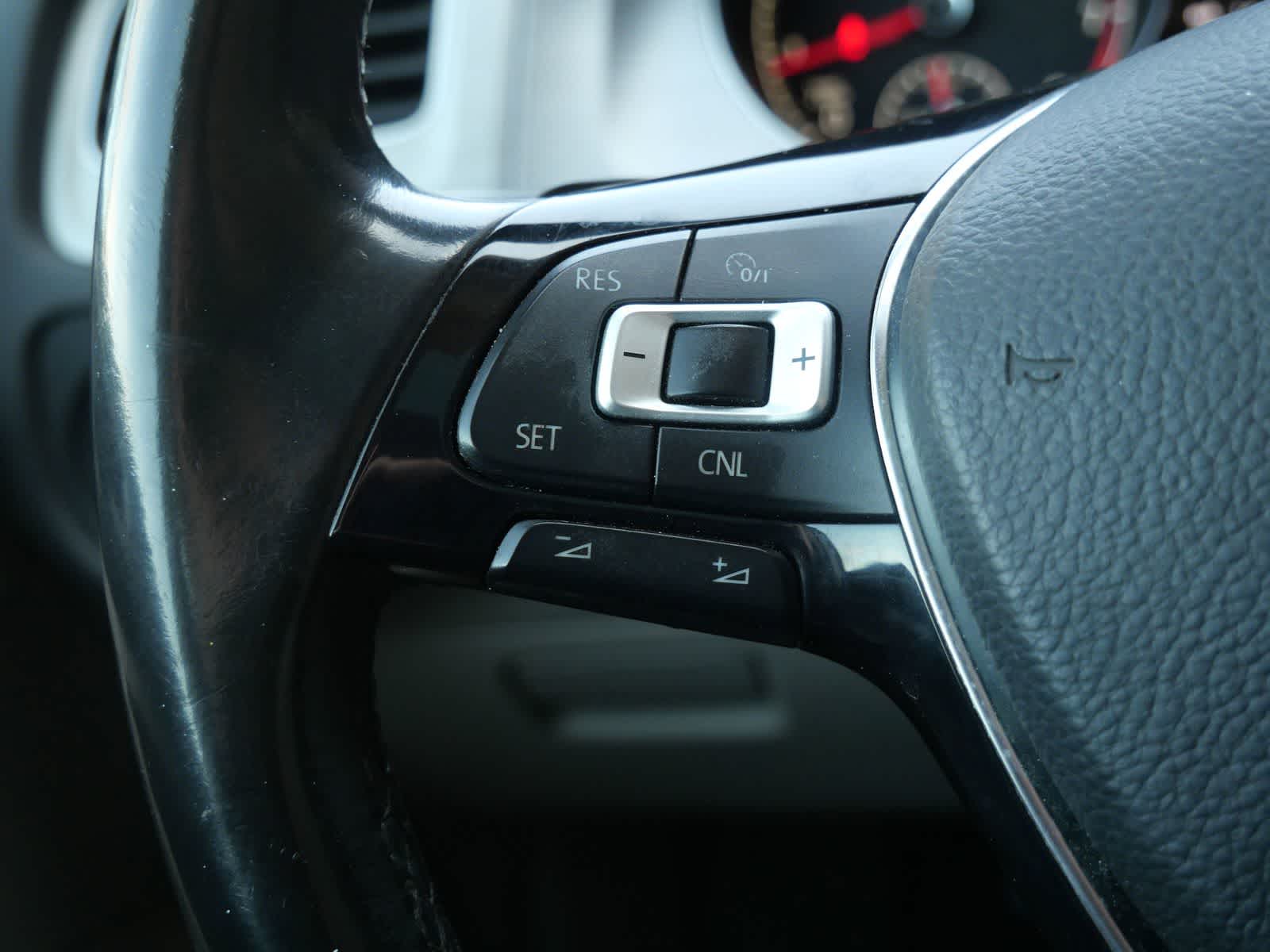 Thumbnail: 2017 Volkswagen e-Golf - 21