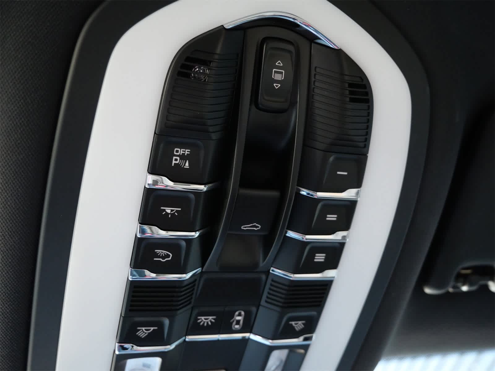 Thumbnail: 2025 Porsche Macan - 17