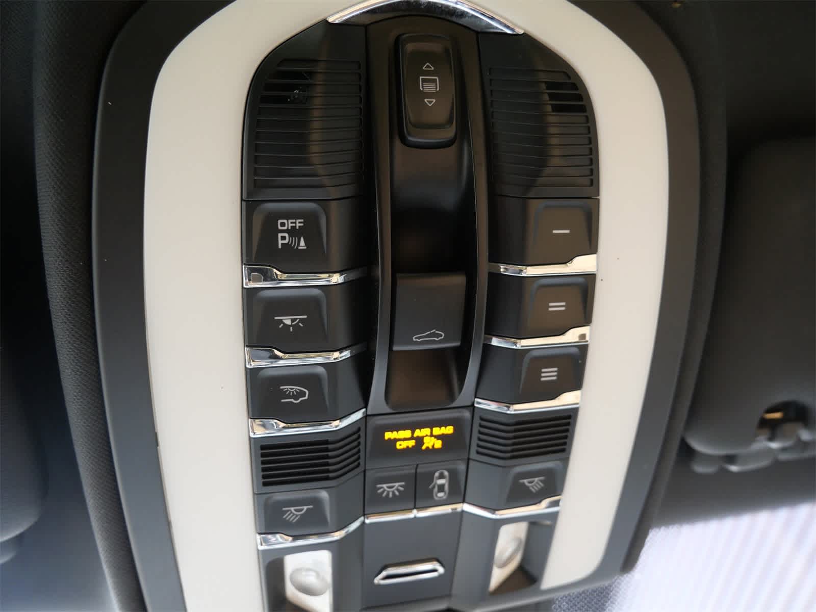 Thumbnail: 2014 Porsche Cayenne - 28