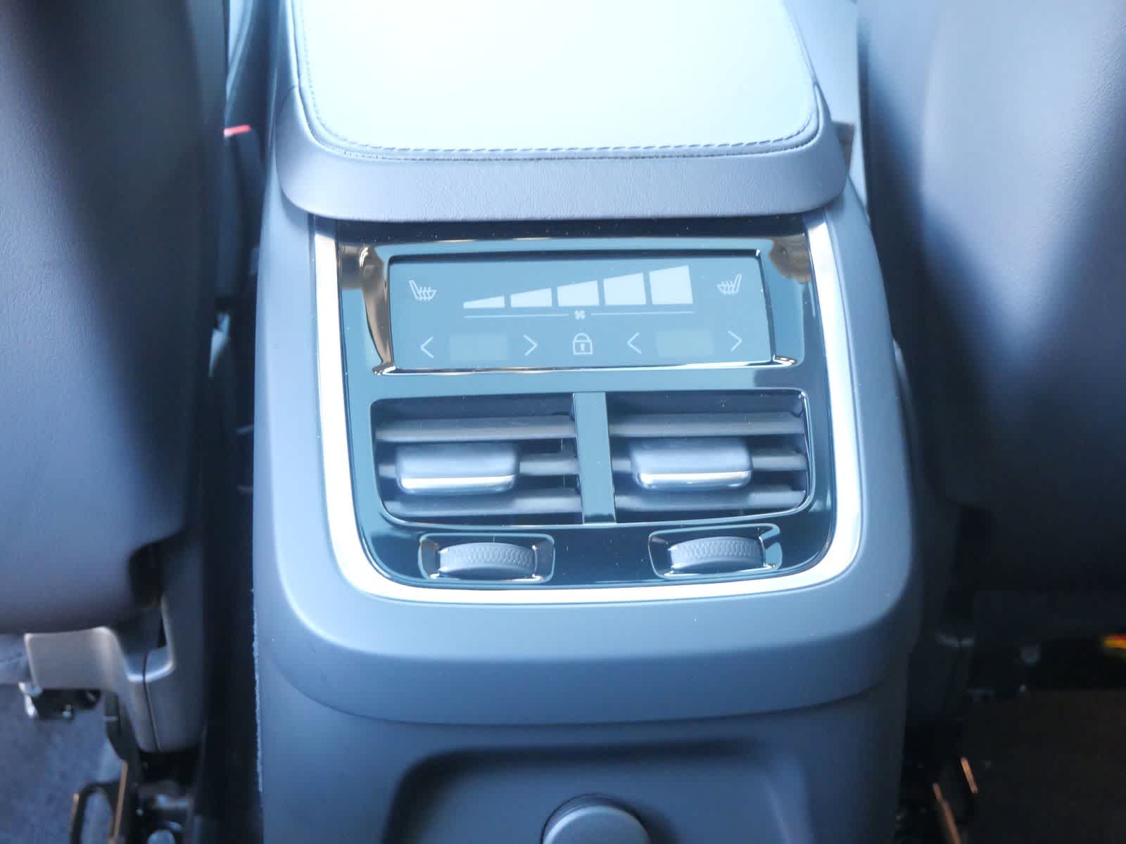 Thumbnail: 2025 Volvo XC90 - 15