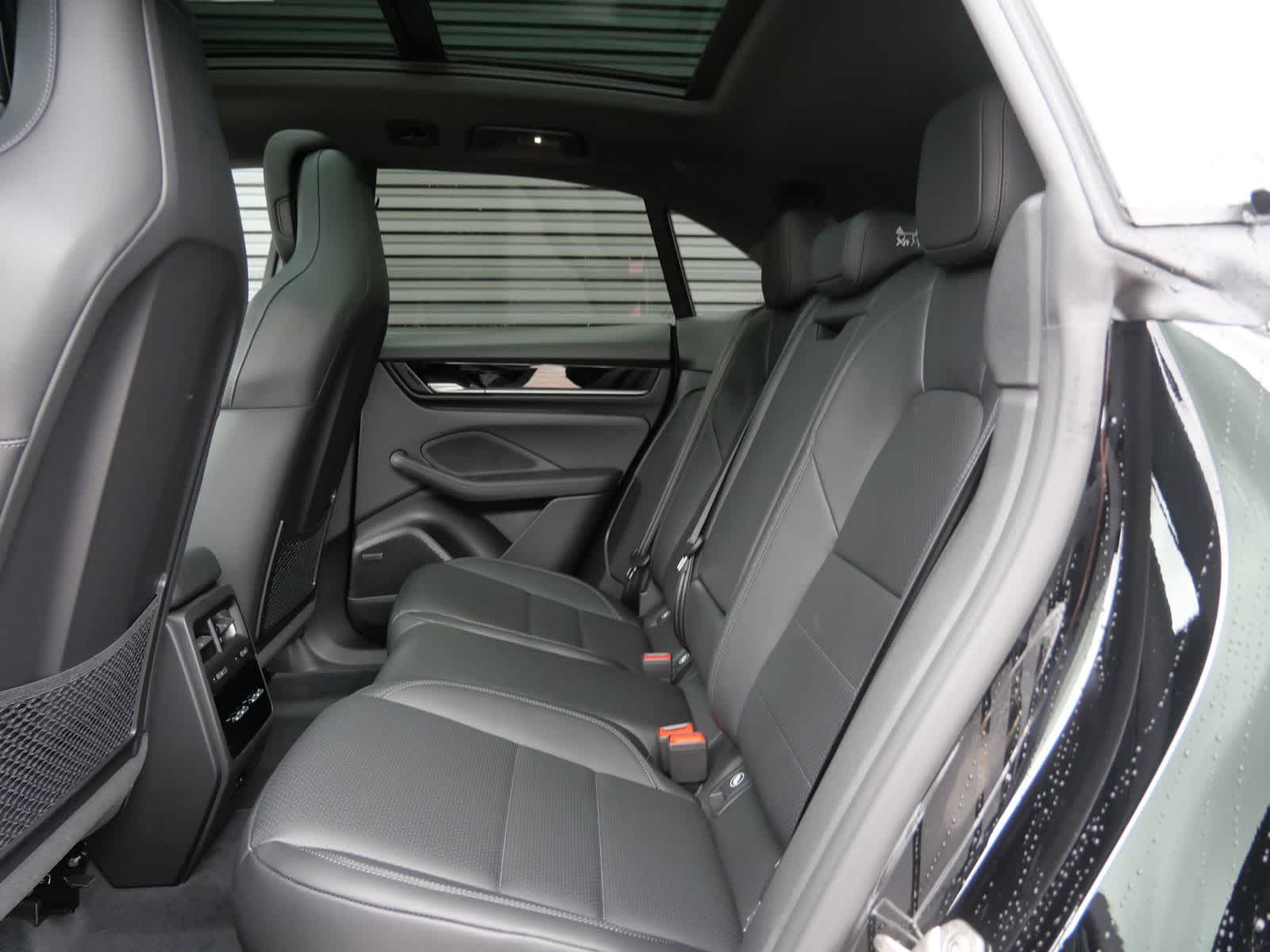 Thumbnail: 2026 Porsche Macan - 10