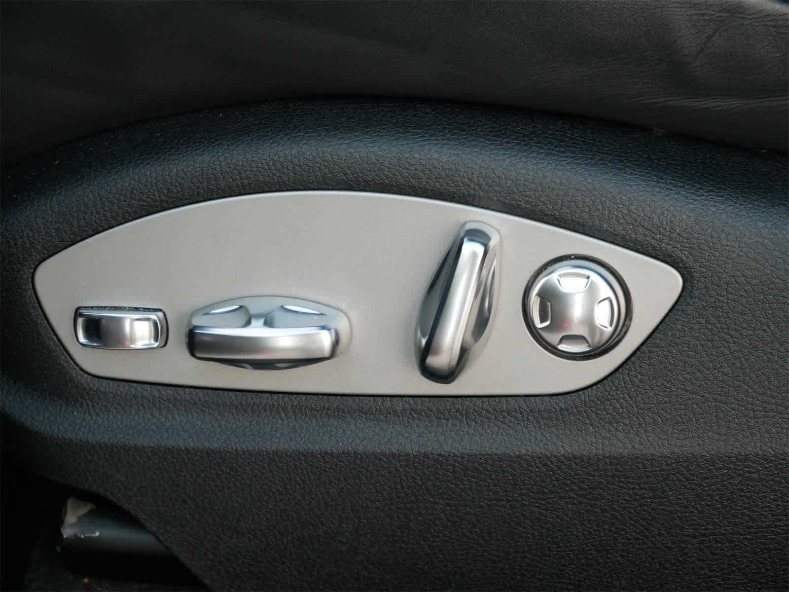 Thumbnail: 2023 Porsche Macan - 10