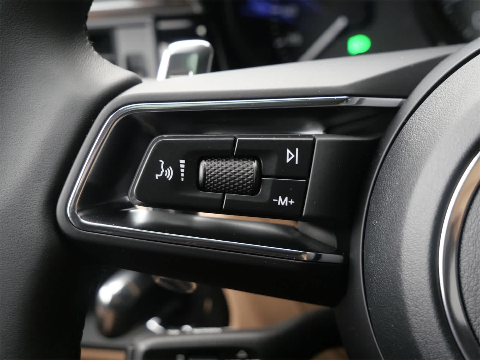 Thumbnail: 2026 Porsche Macan - 23