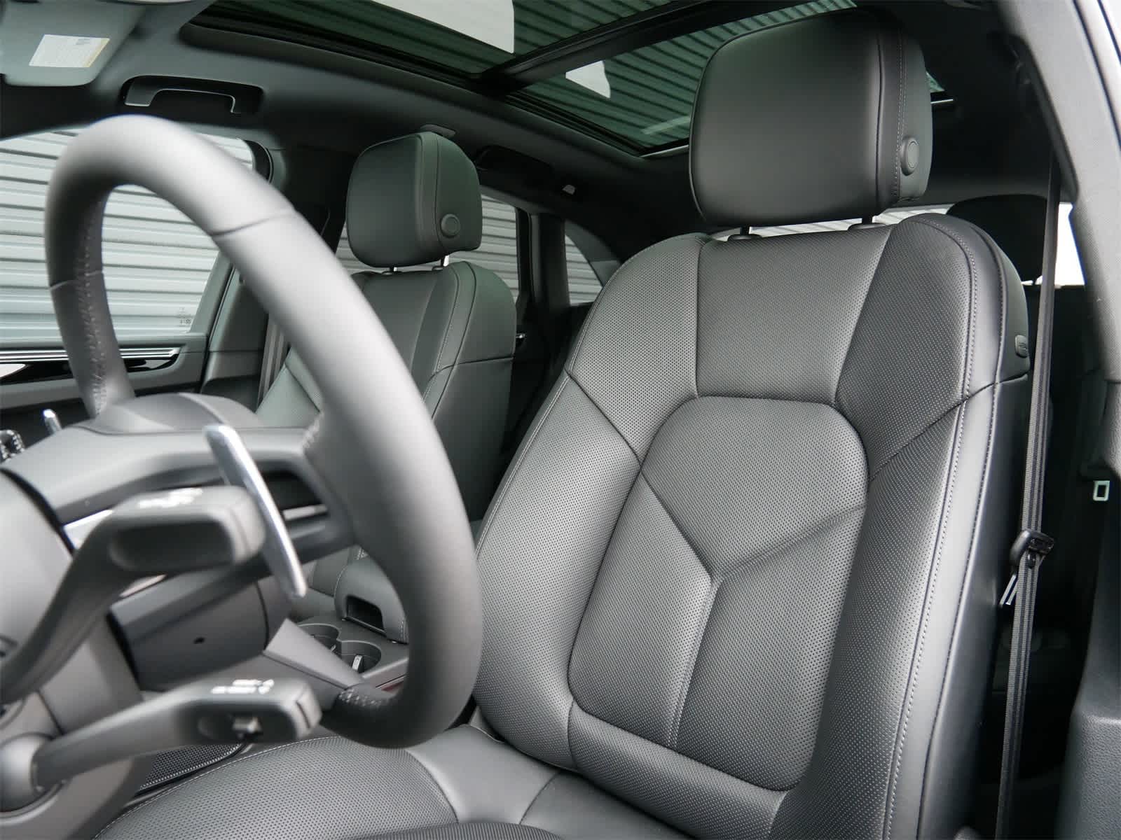 Thumbnail: 2025 Porsche Macan - 5