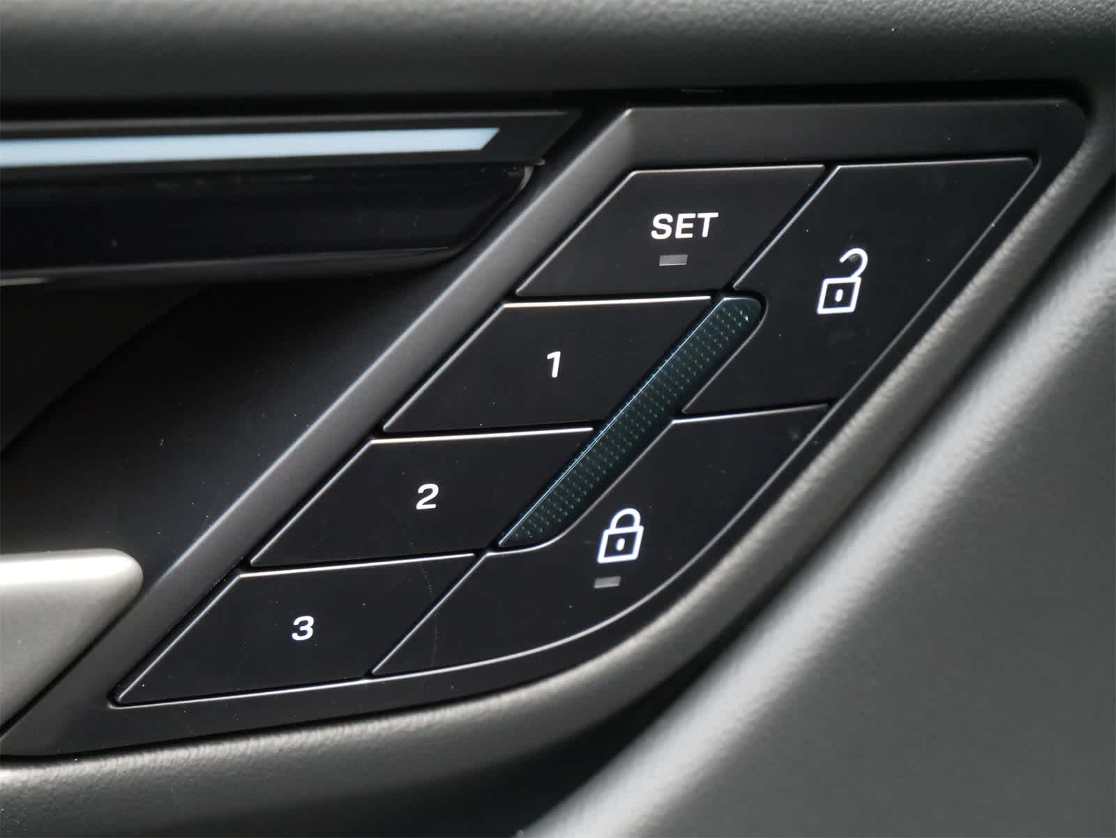 Thumbnail: 2025 Porsche Macan - 11