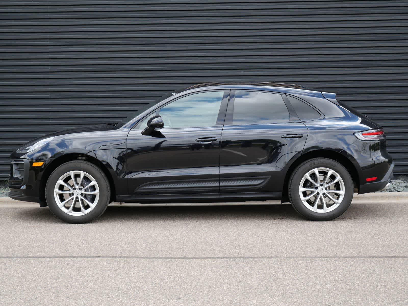 Thumbnail: 2025 Porsche Macan - 2