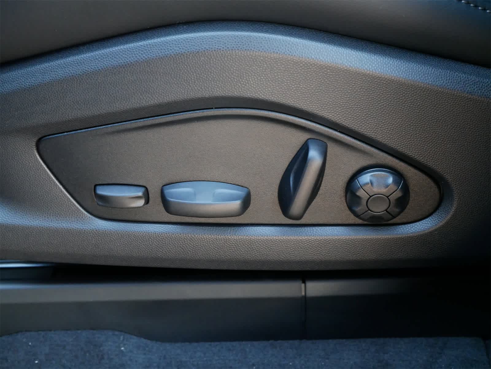 Thumbnail: 2025 Porsche Macan - 11