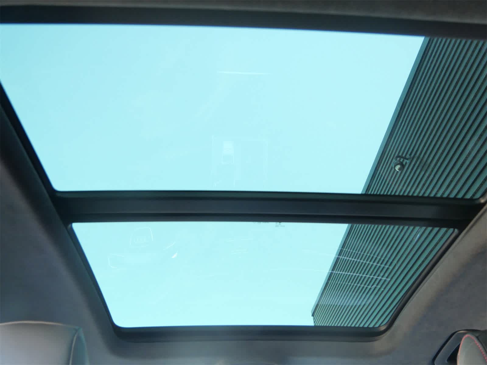 Thumbnail: 2025 Audi RS Q8 - 15