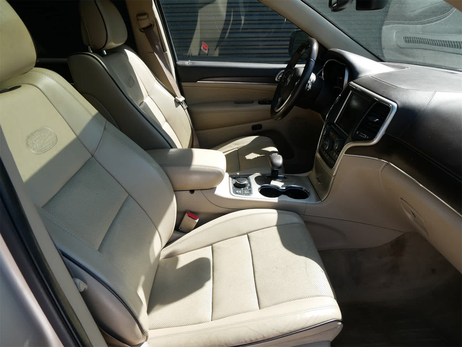 2014 Jeep Grand Cherokee Overland 28