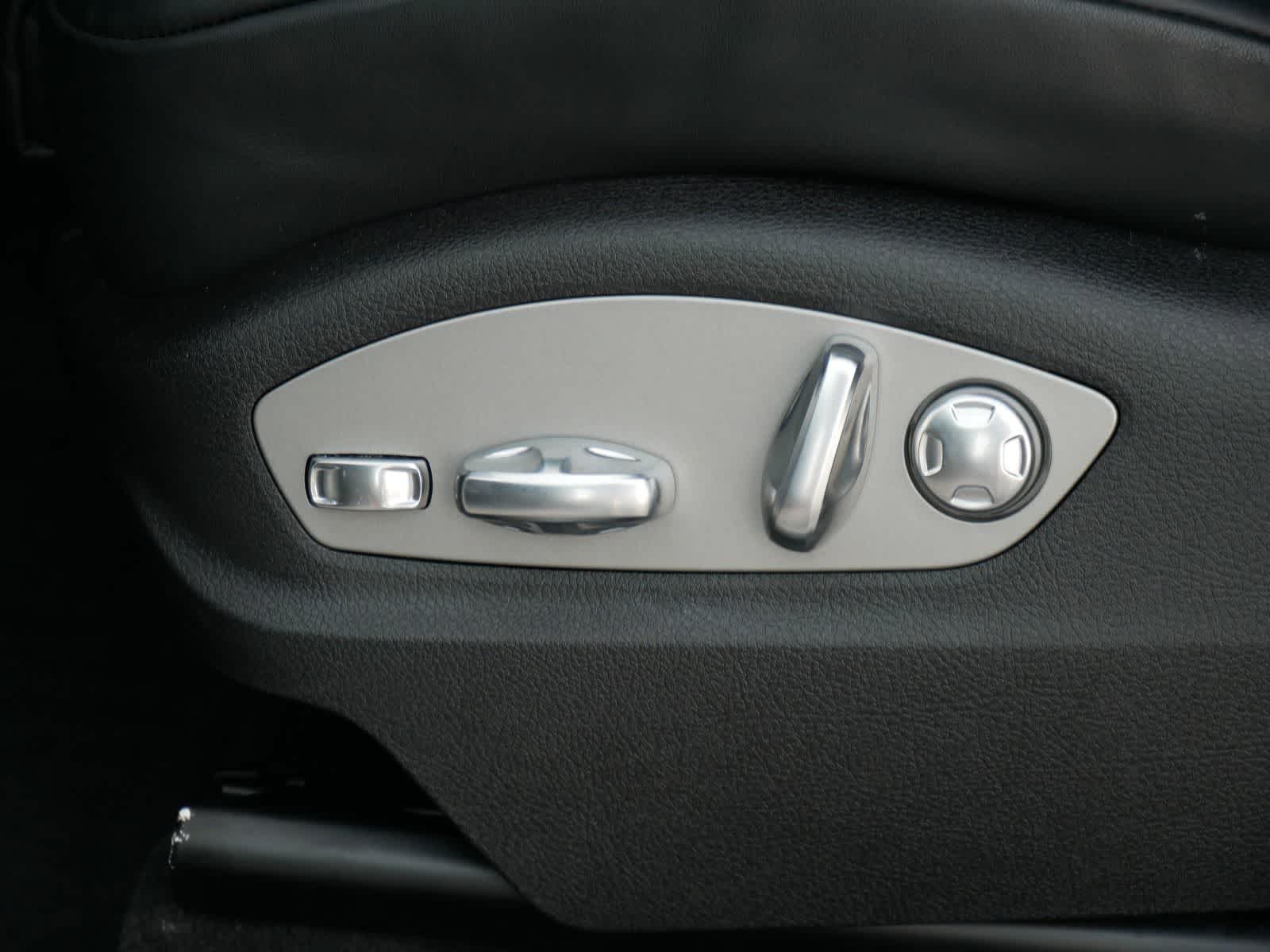 Thumbnail: 2025 Porsche Macan - 10