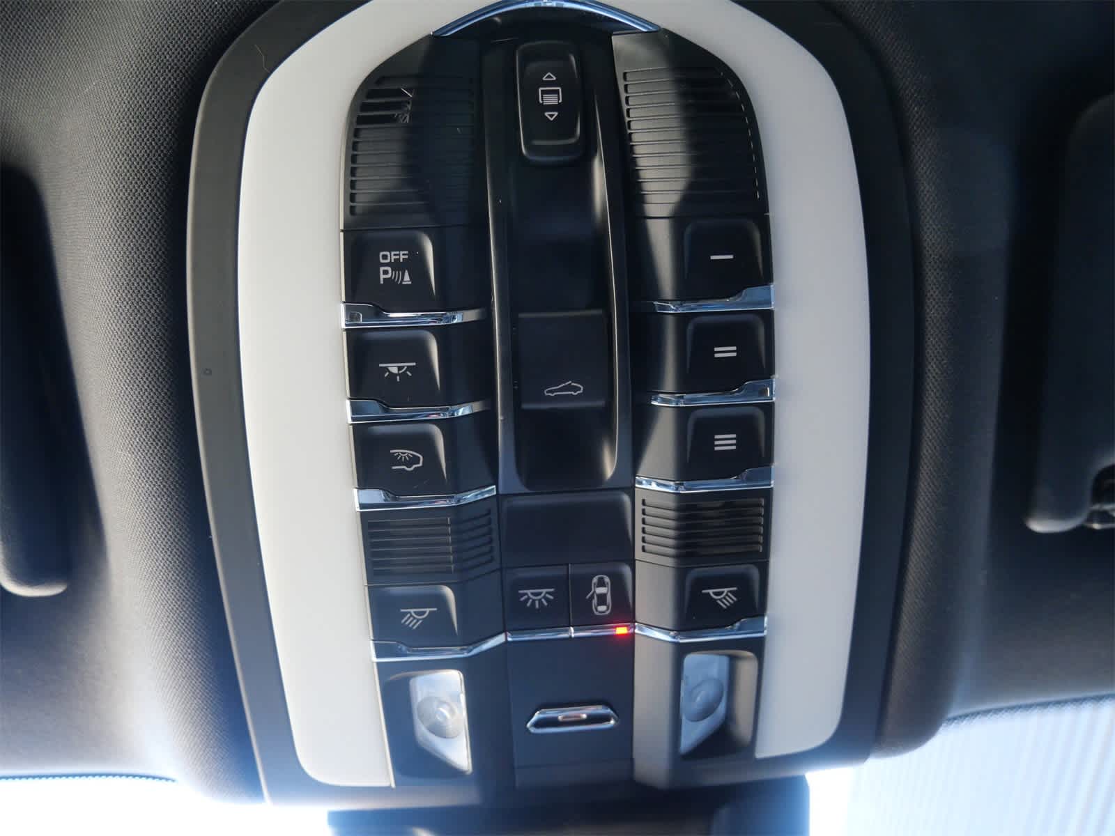 Thumbnail: 2023 Porsche Macan - 27