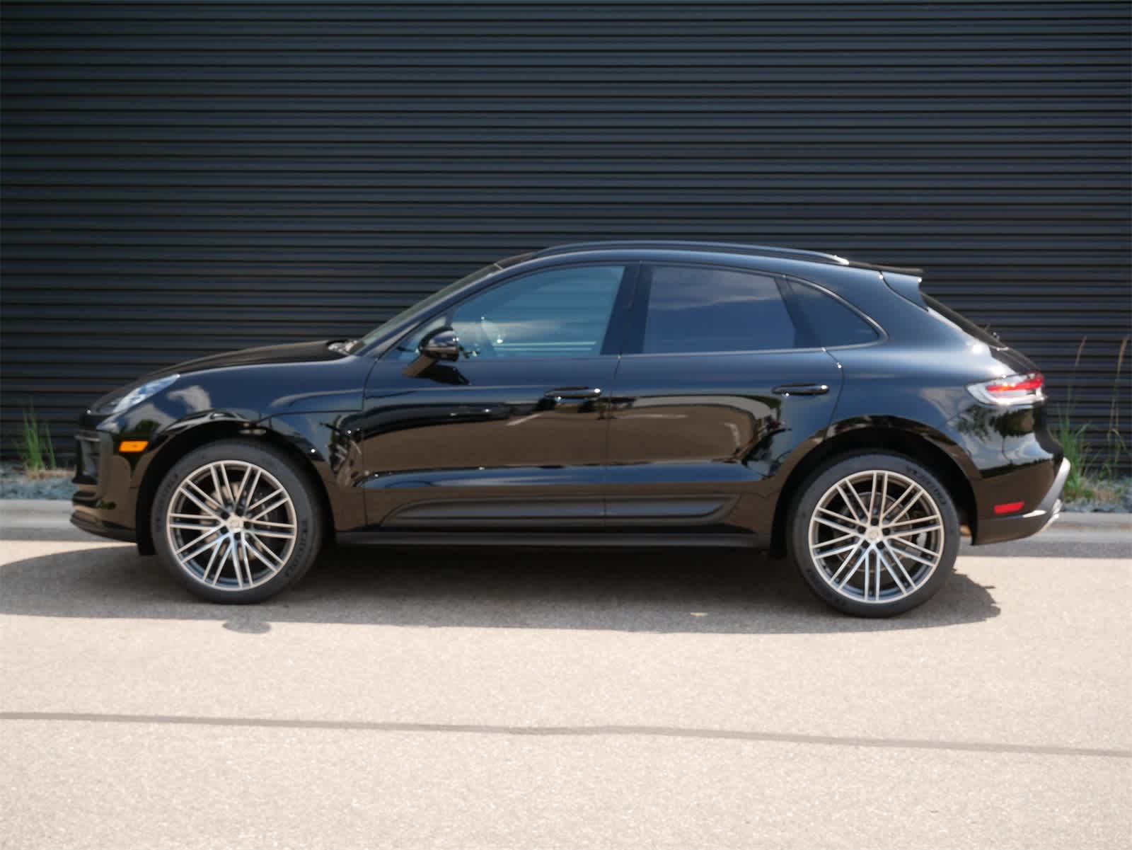 Thumbnail: 2025 Porsche Macan - 2