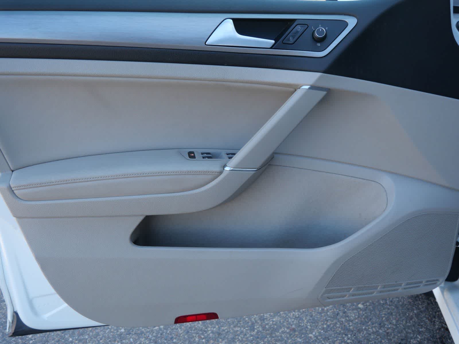 Thumbnail: 2017 Volkswagen e-Golf - 9