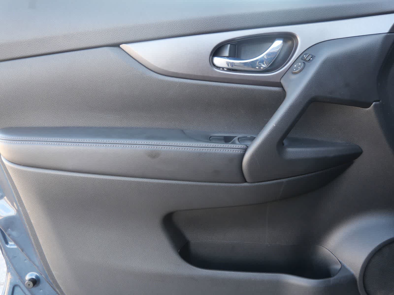 Thumbnail: 2016 Nissan Rogue - 9