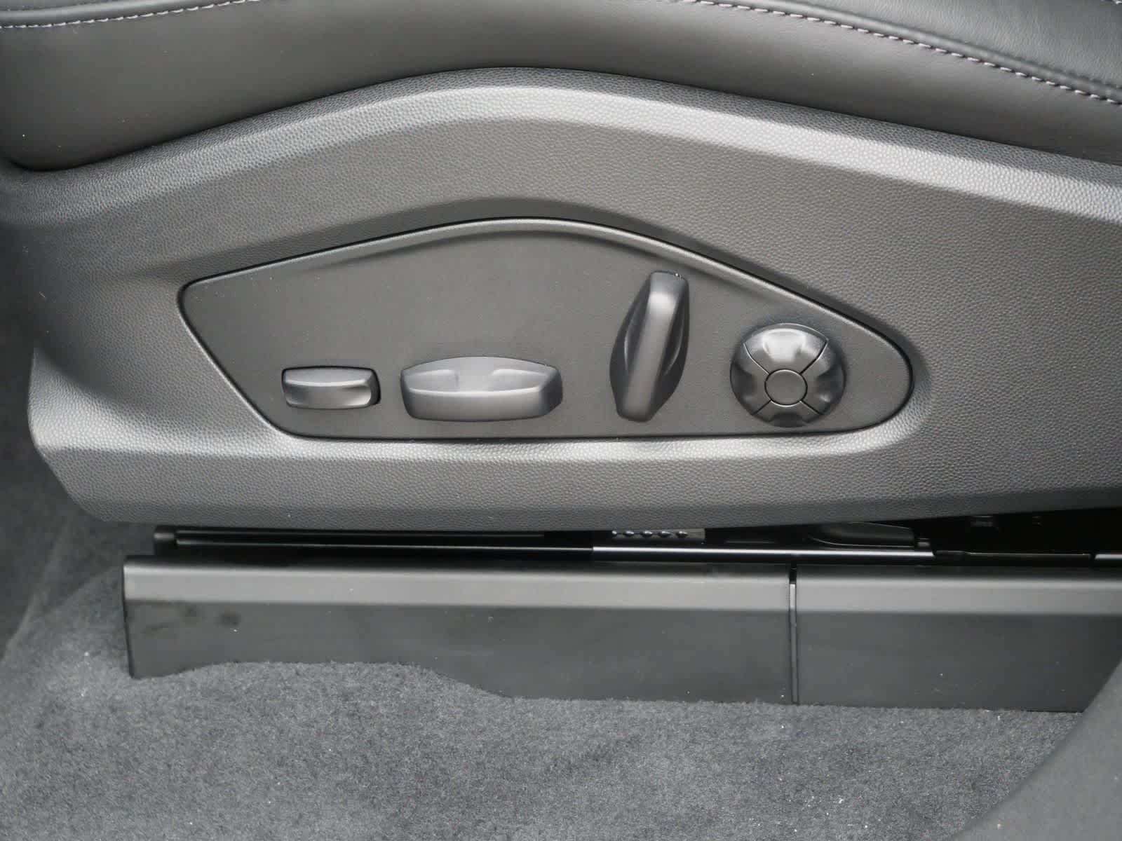 Thumbnail: 2026 Porsche Macan - 9