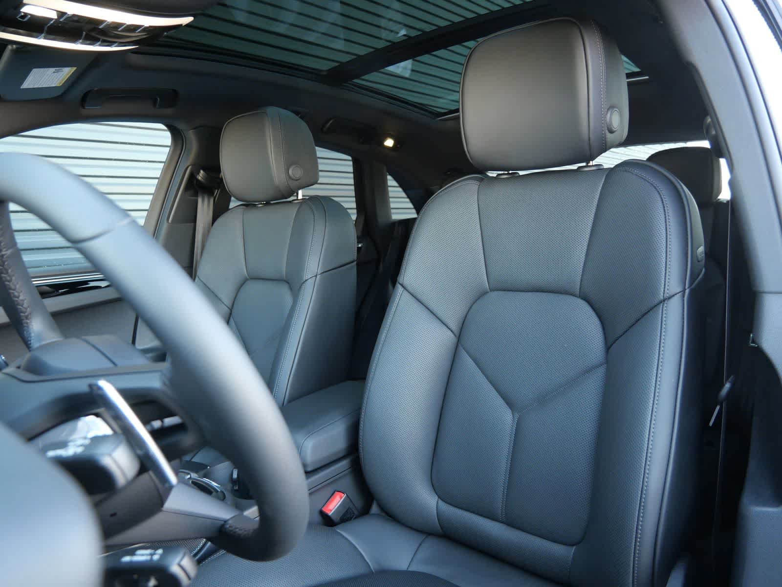 Thumbnail: 2026 Porsche Macan - 5