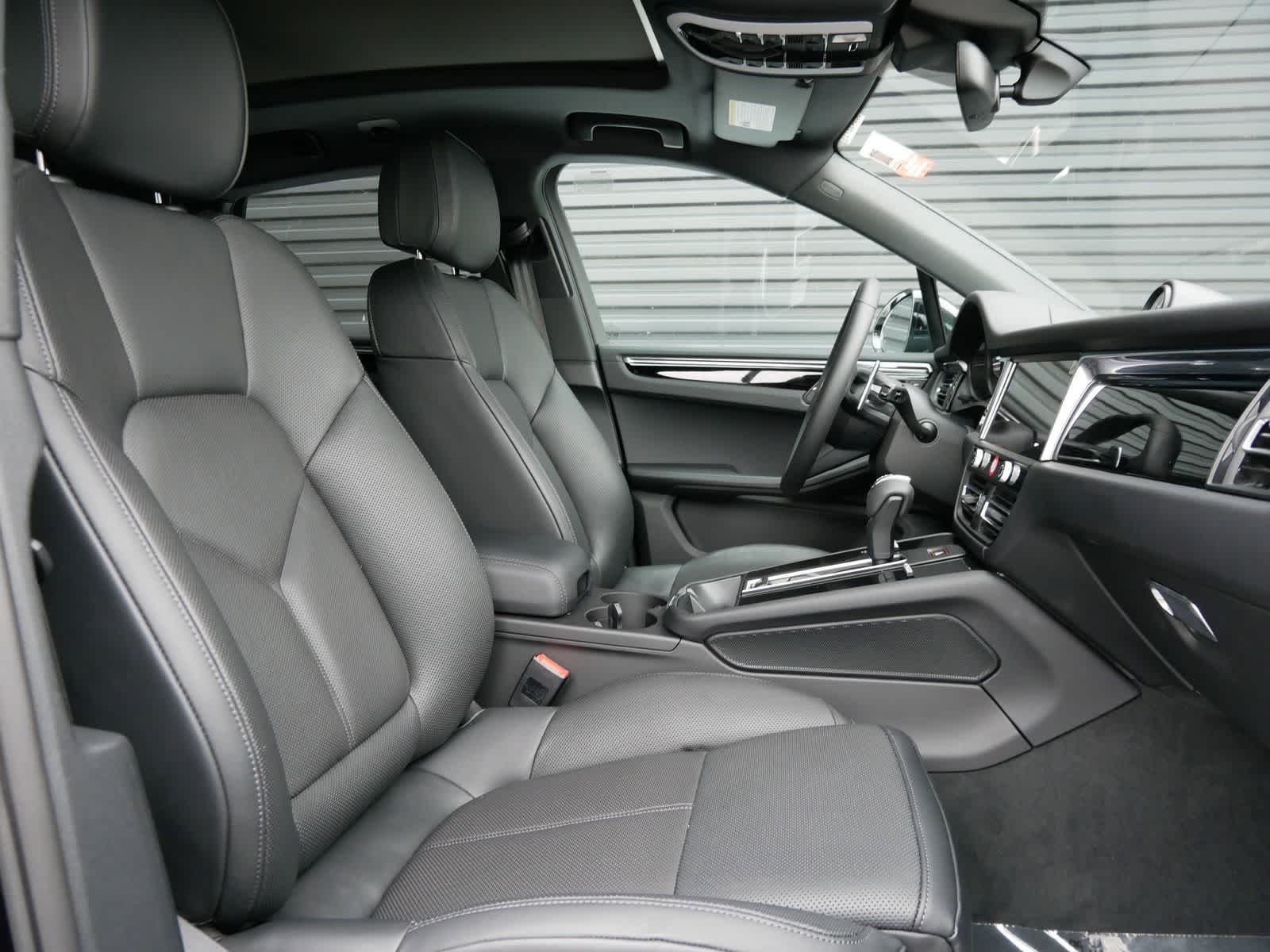 Thumbnail: 2025 Porsche Macan - 26