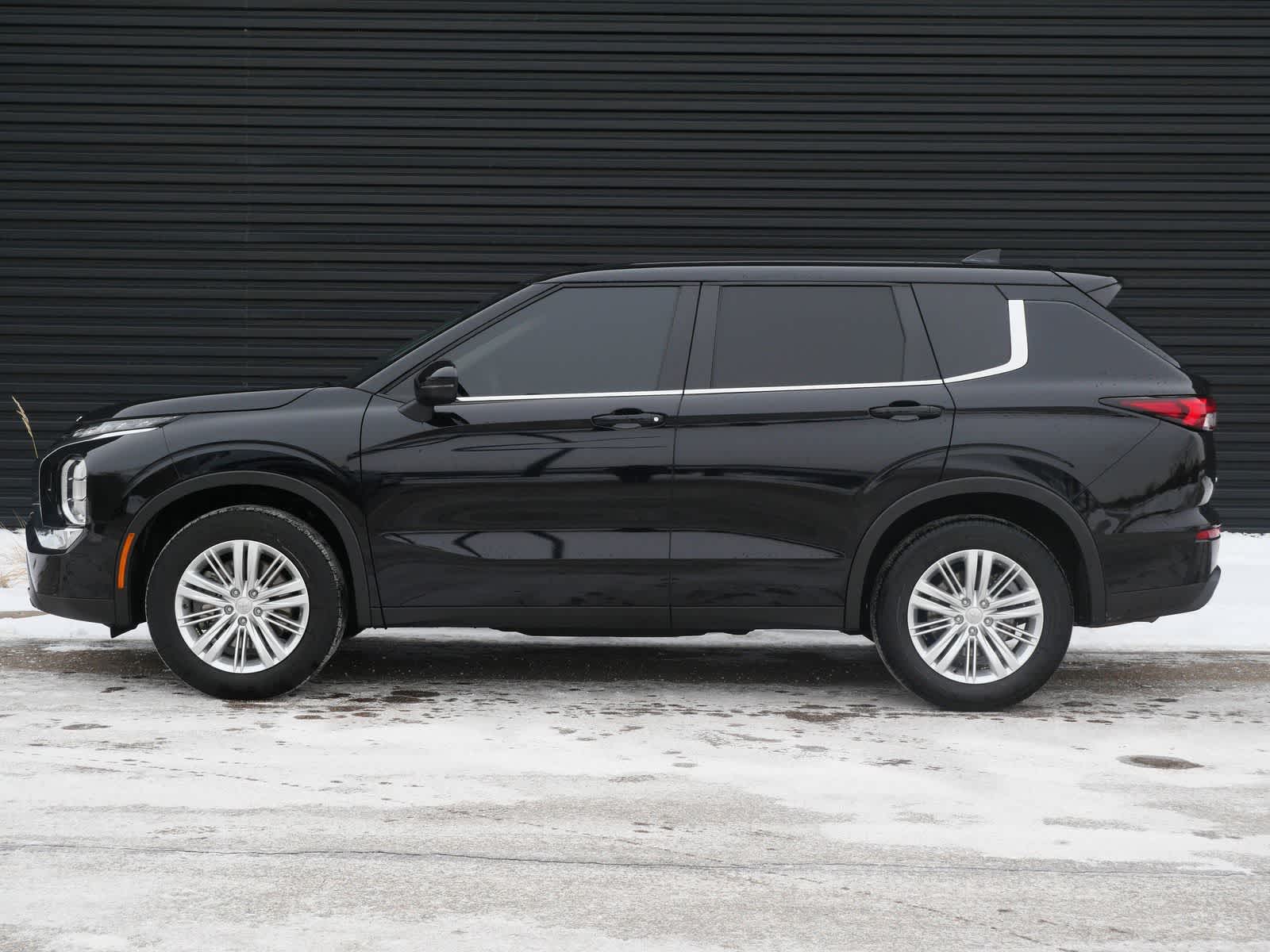 Thumbnail: 2024 Mitsubishi Outlander - 2