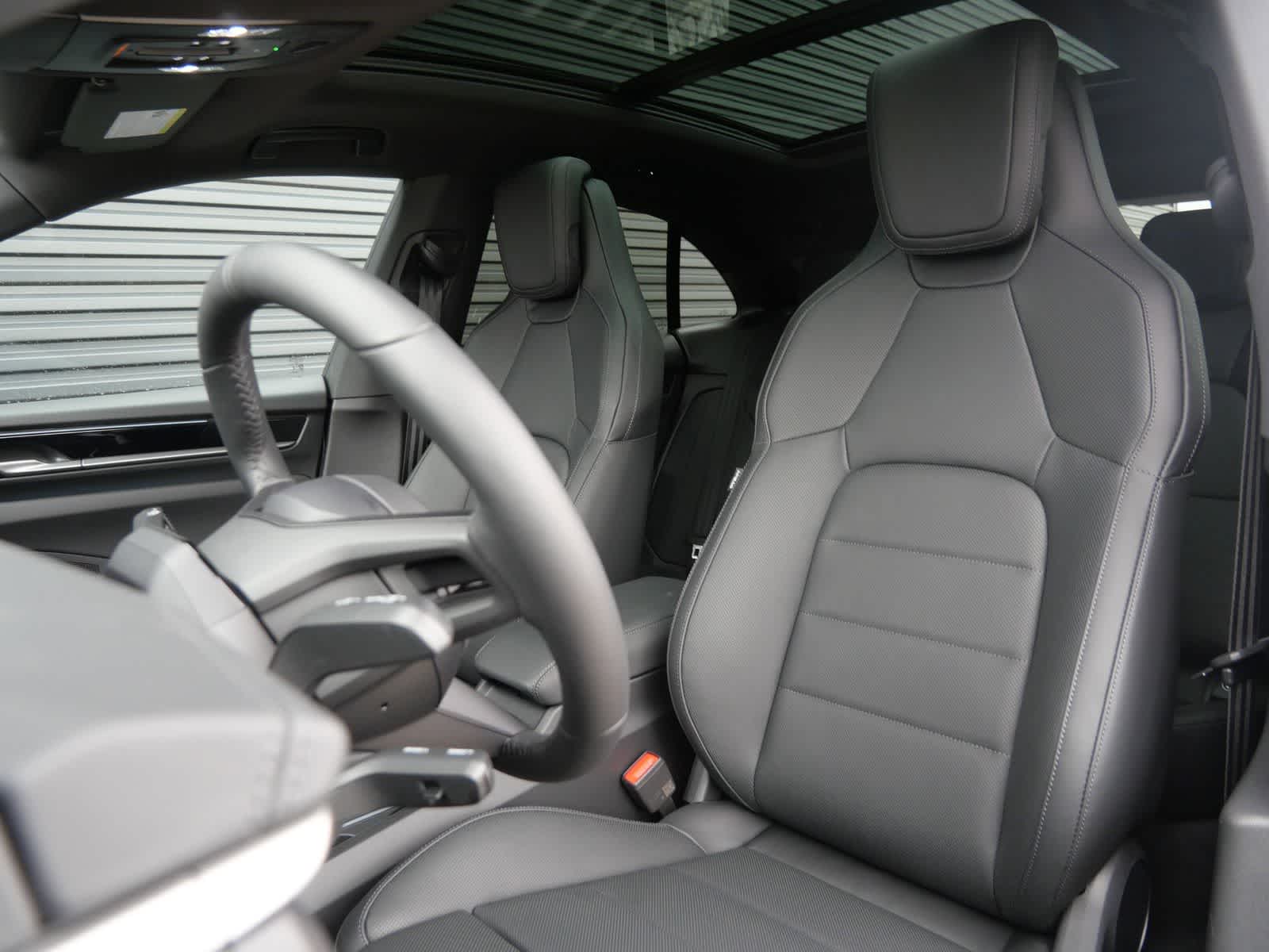 Thumbnail: 2026 Porsche Macan - 4