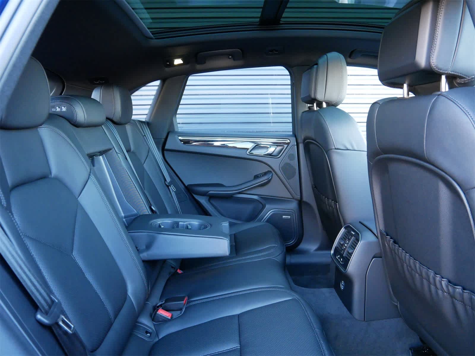 Thumbnail: 2026 Porsche Macan - 27