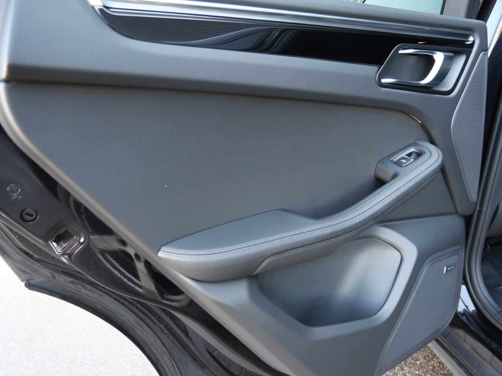 Thumbnail: 2026 Porsche Macan - 12