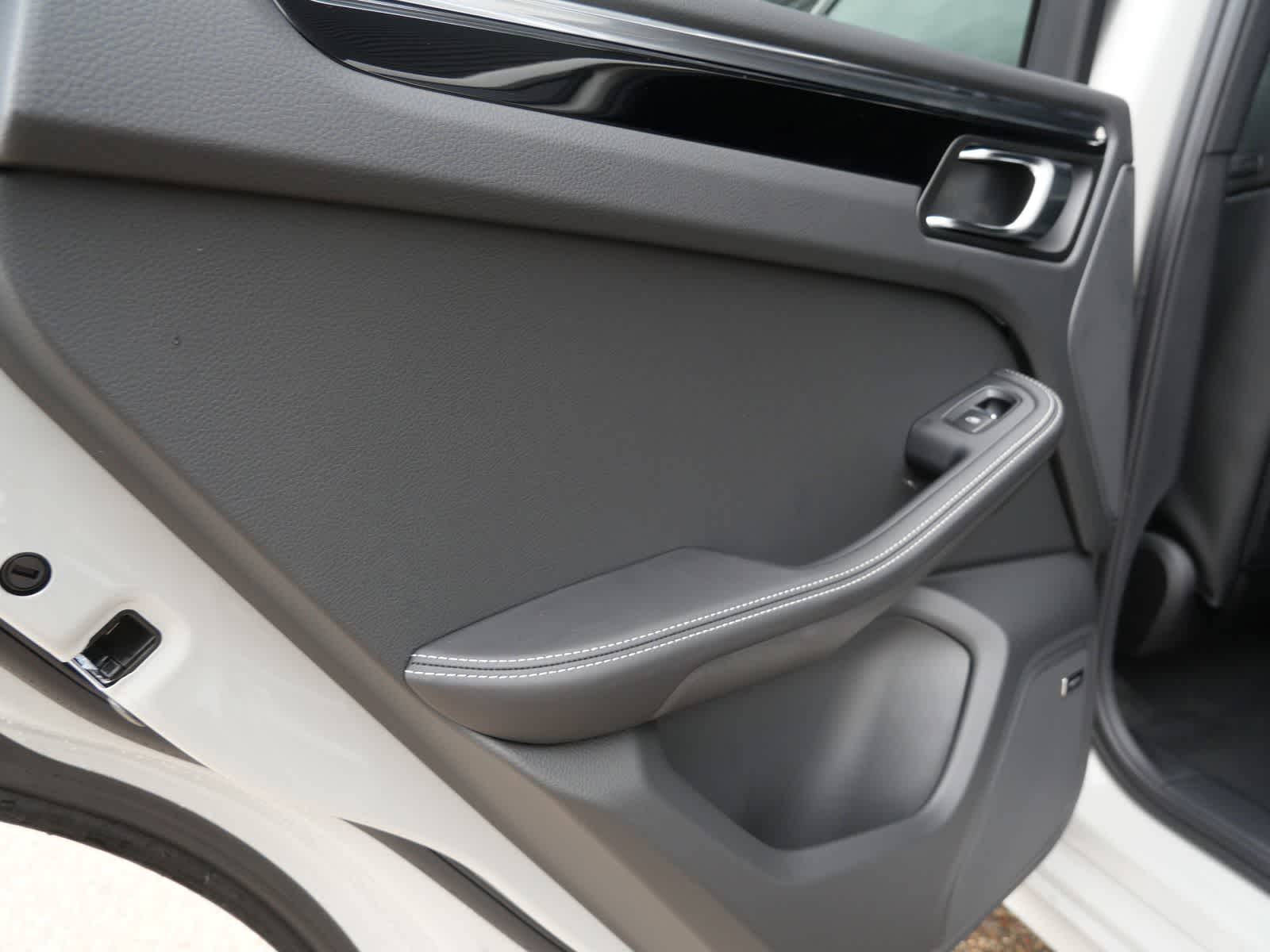 Thumbnail: 2026 Porsche Macan - 11