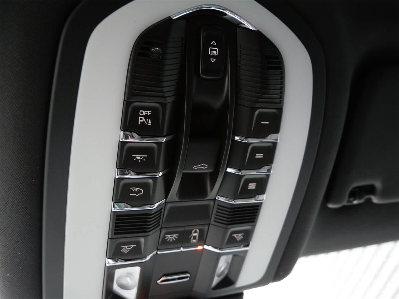 Thumbnail: 2026 Porsche Macan - 17