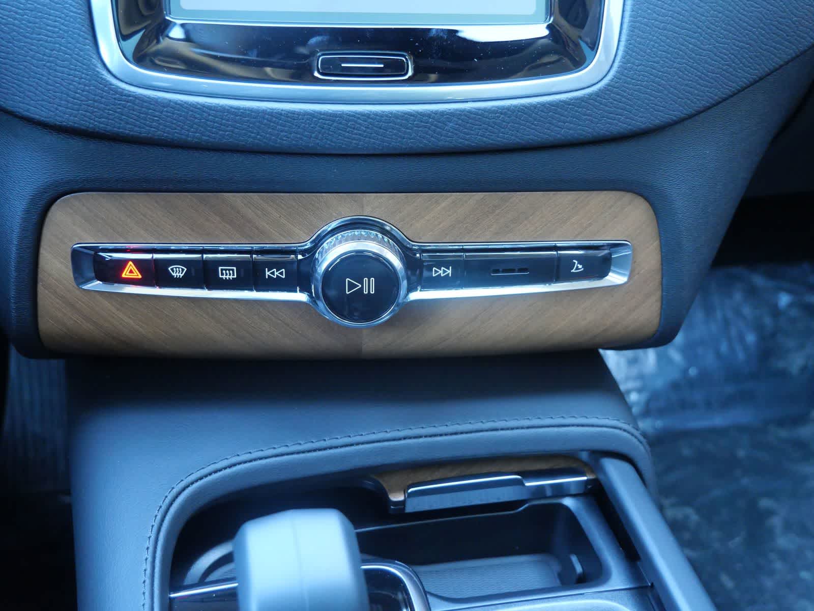 Thumbnail: 2025 Volvo XC90 - 18